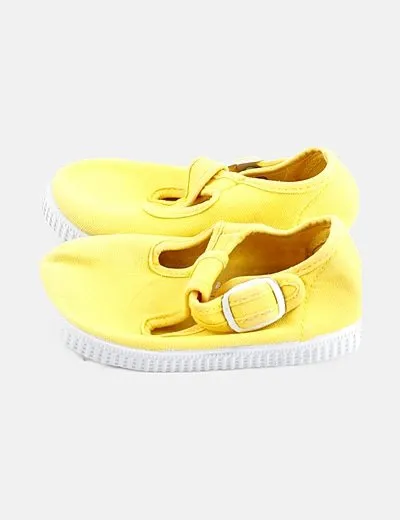 OKAA Deportiva amarilla detalle hebilla