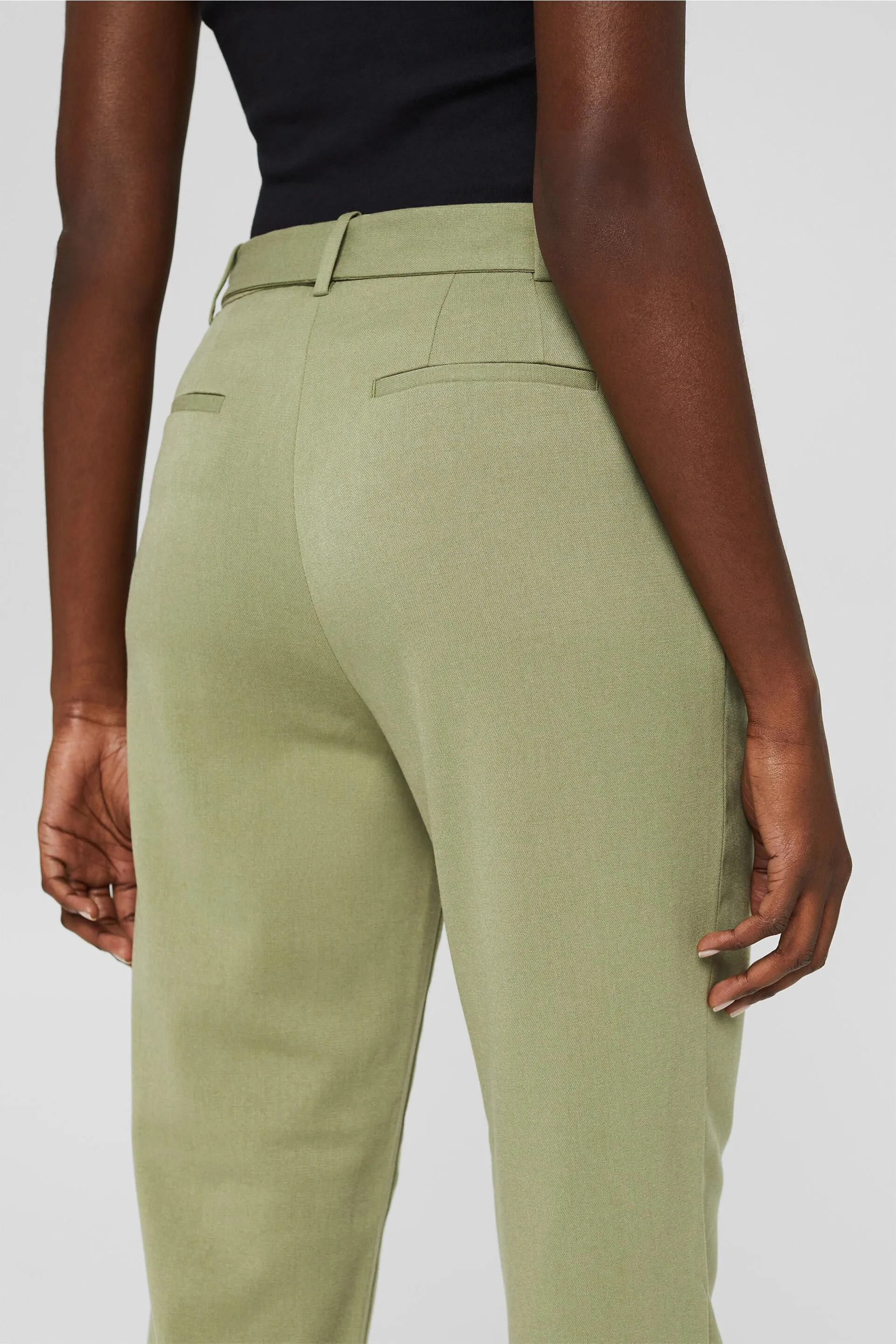 Pantalón chino de cintura alta con cinturón