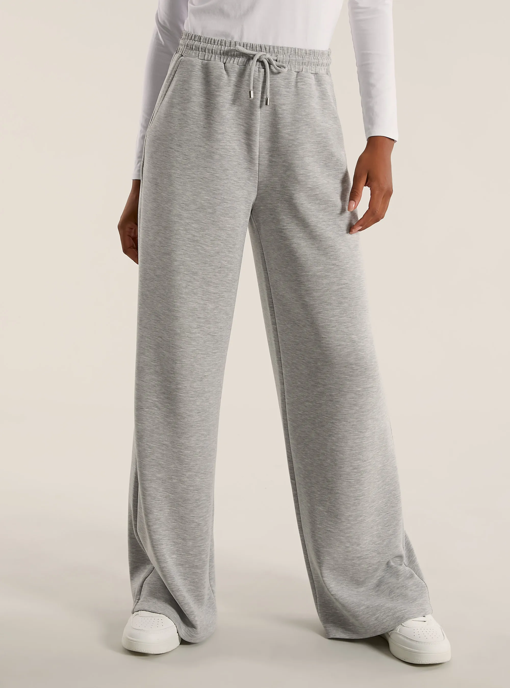 Pantalón de pernera ancha en suave scuba