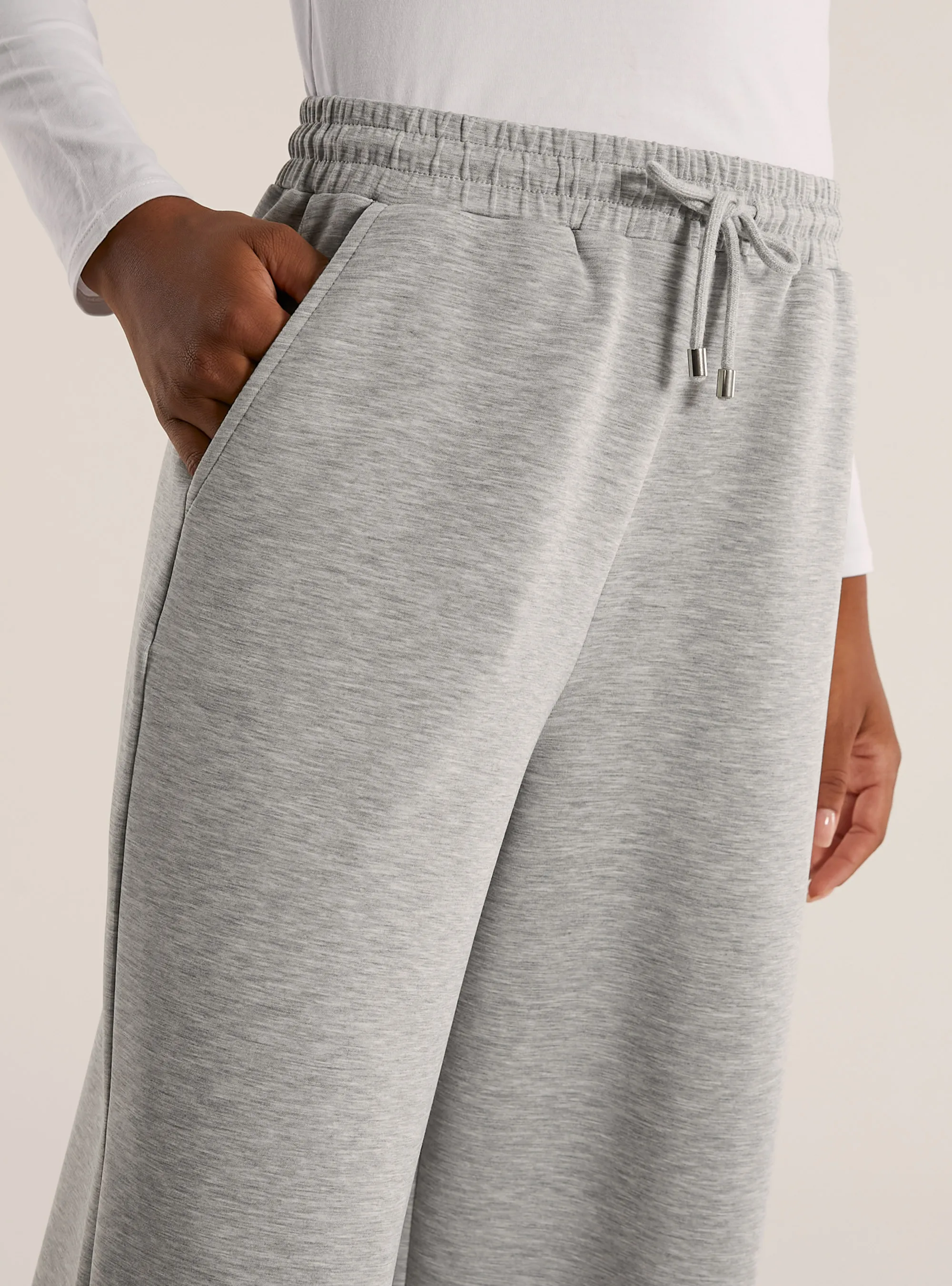 Pantalón de pernera ancha en suave scuba