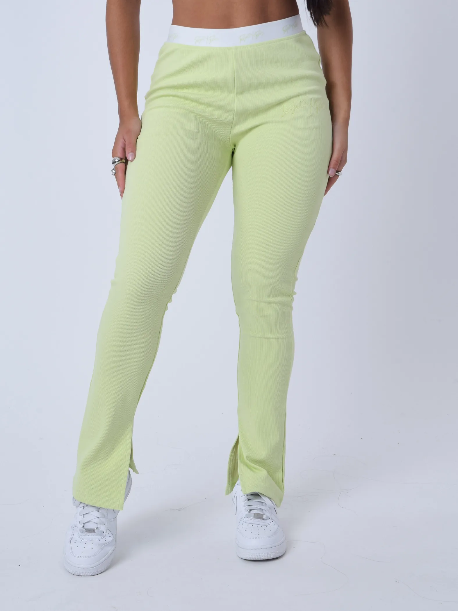 Pantalones acampanados con dobladillo partido