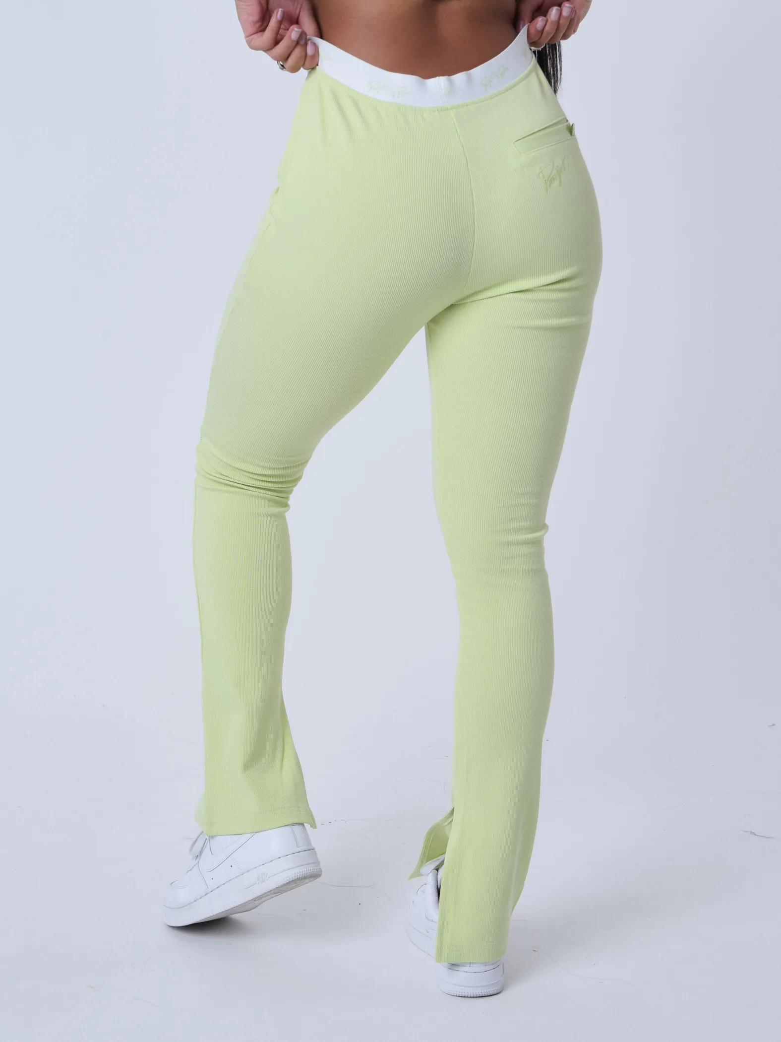 Pantalones acampanados con dobladillo partido