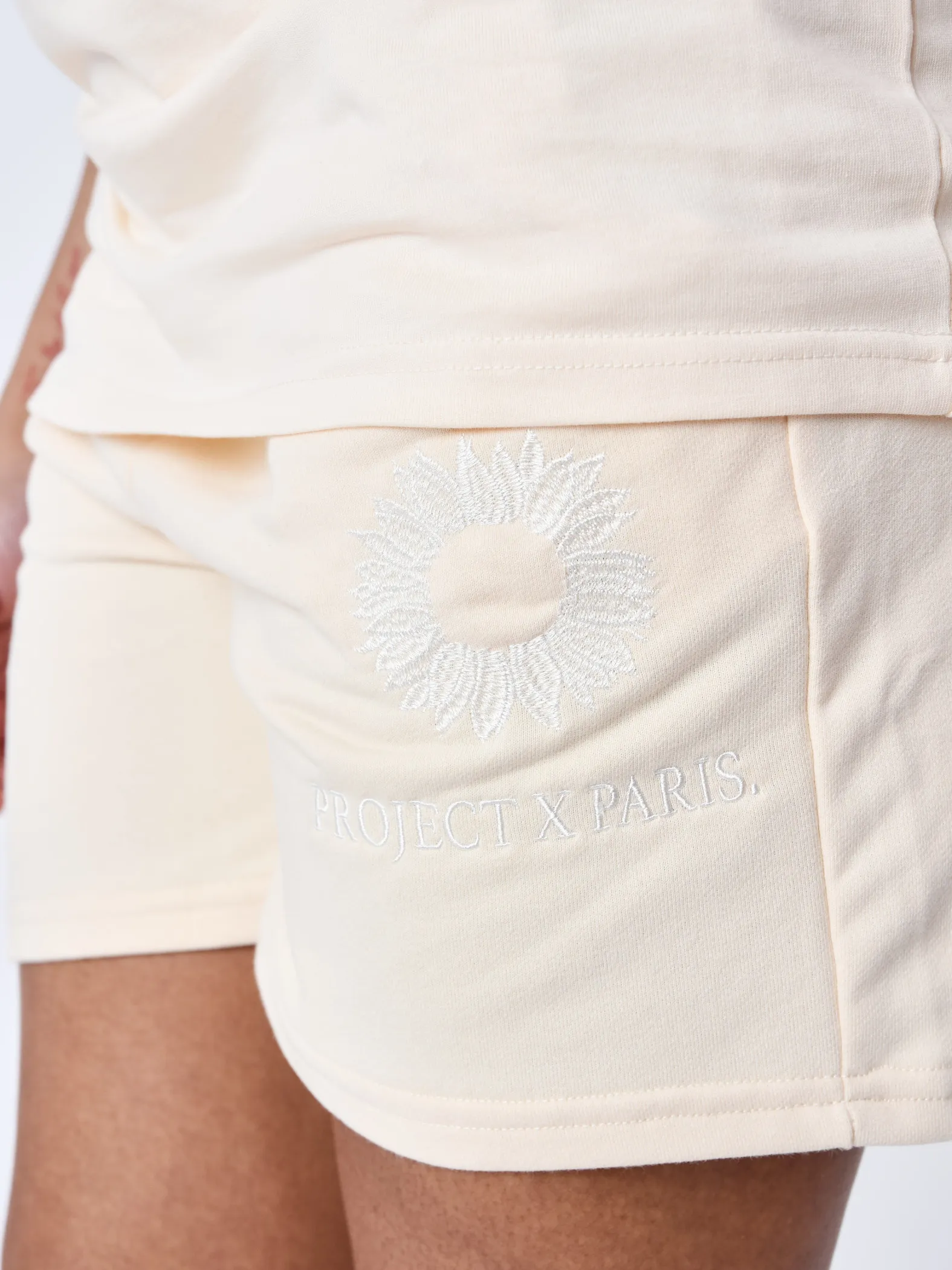 Pantalones cortos bordados con flores
