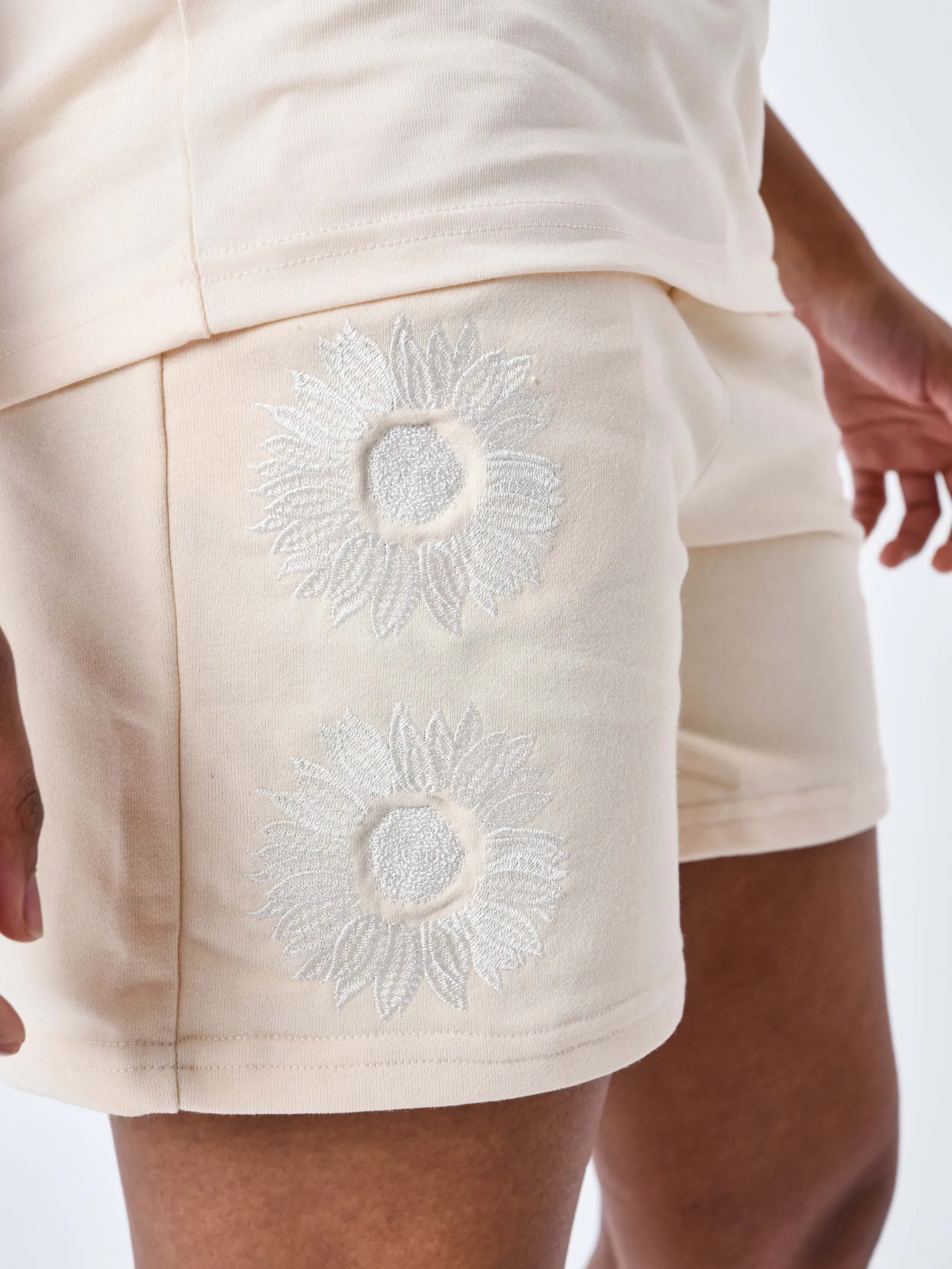 Pantalones cortos bordados con flores