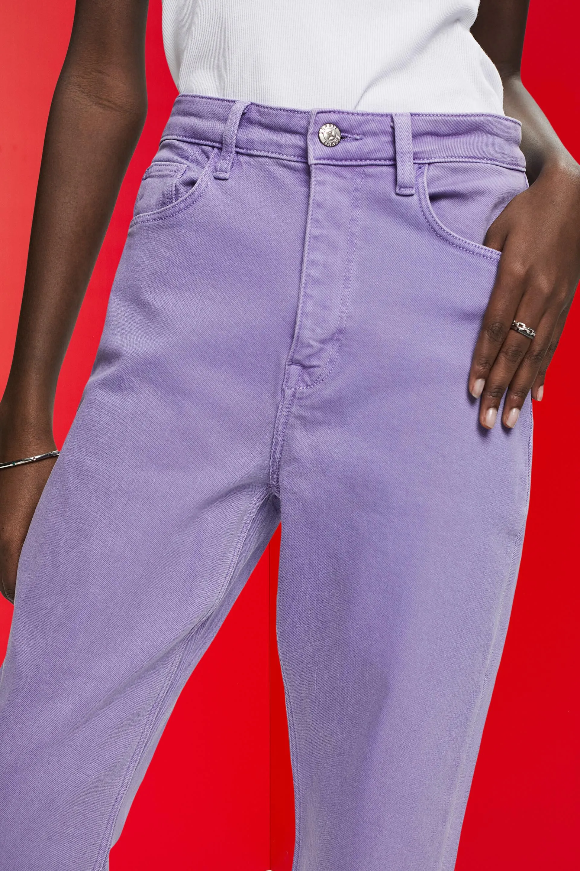 Pantalones tobilleros con bajos deshilachados