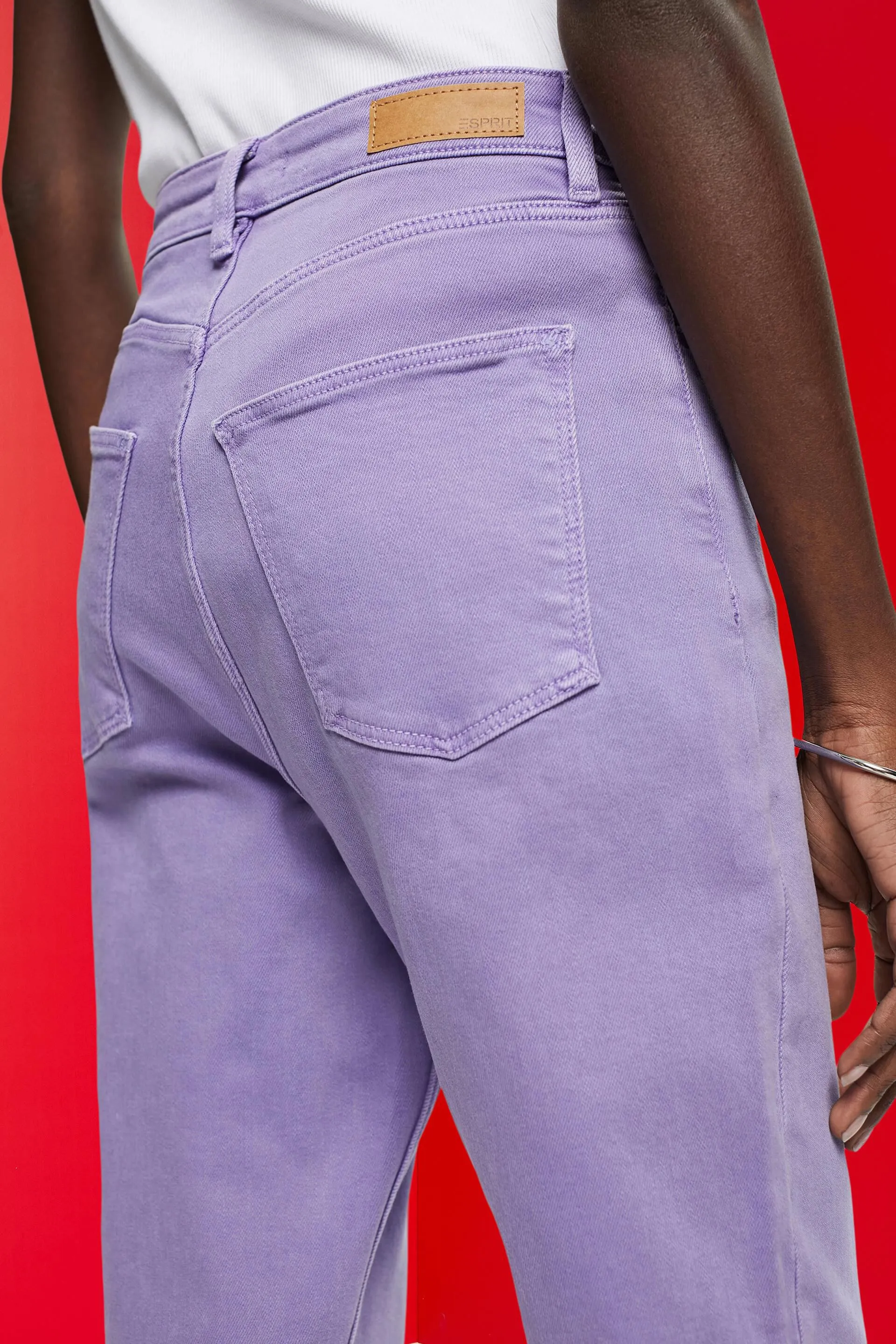 Pantalones tobilleros con bajos deshilachados
