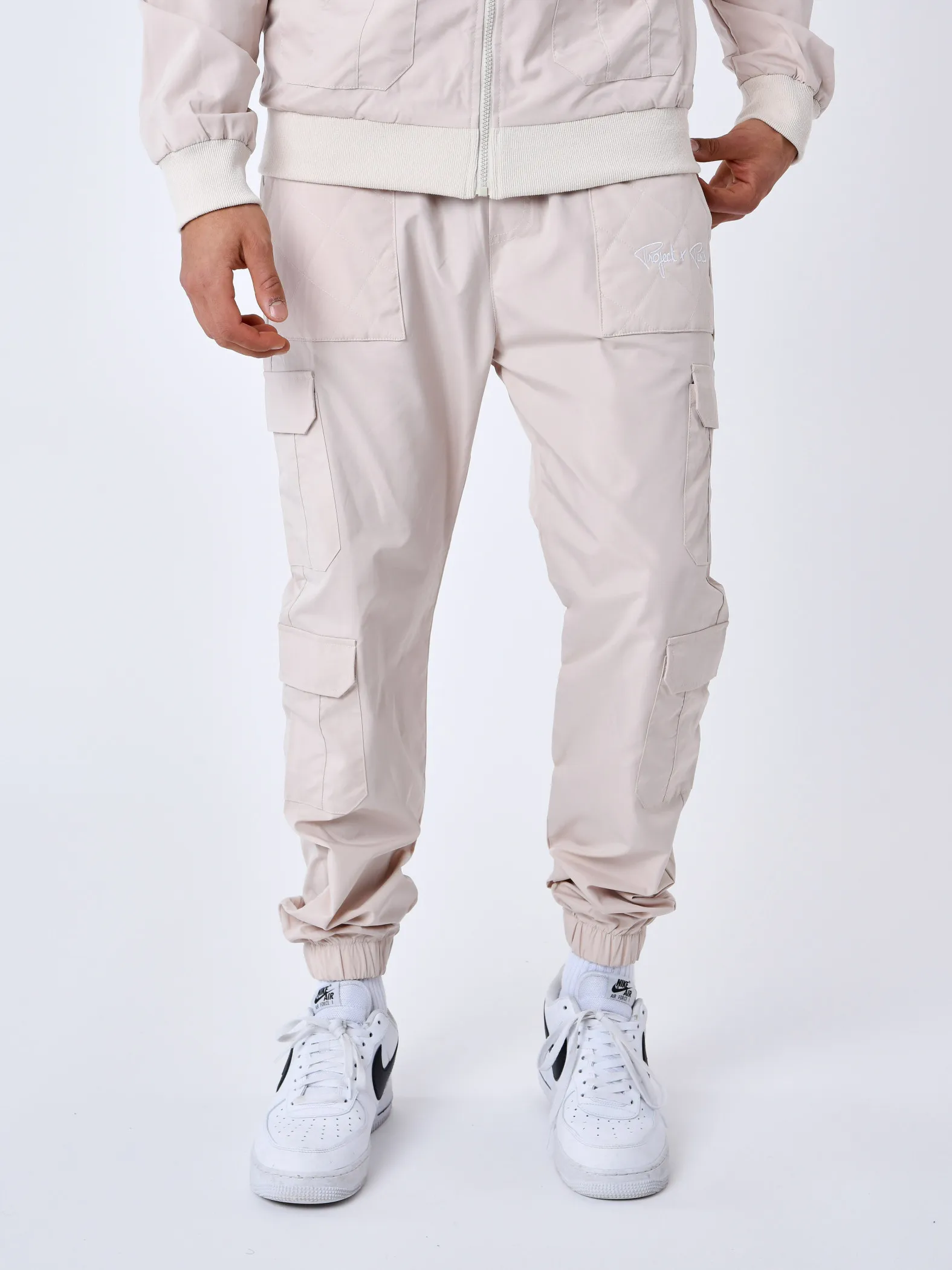 Pantalón cargo con canesú