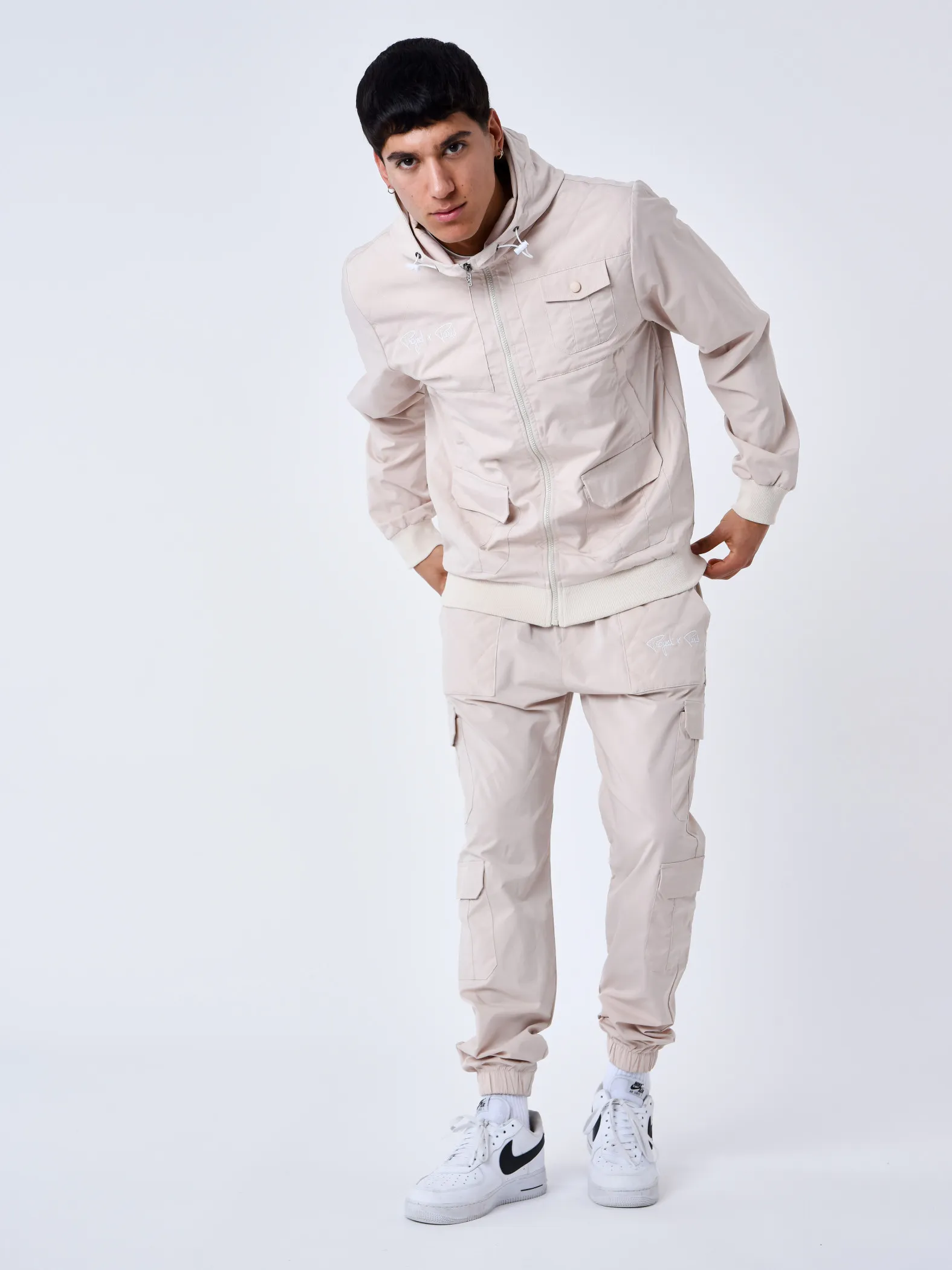 Pantalón cargo con canesú