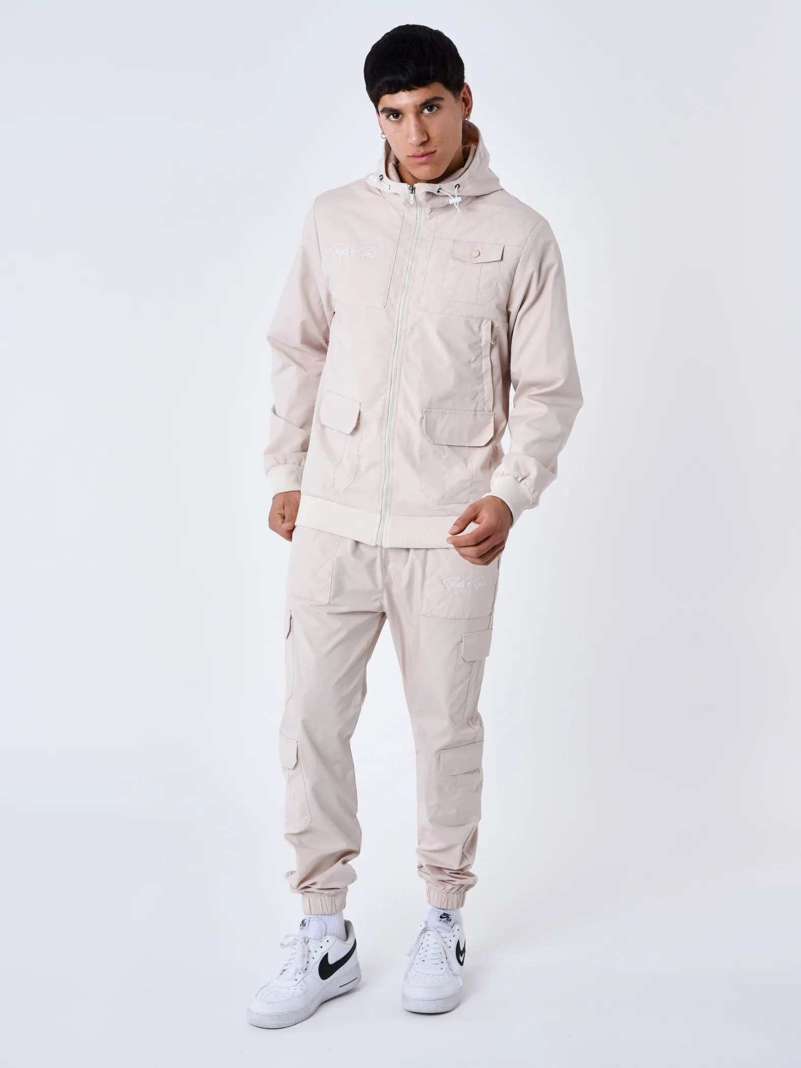 Pantalón cargo con canesú
