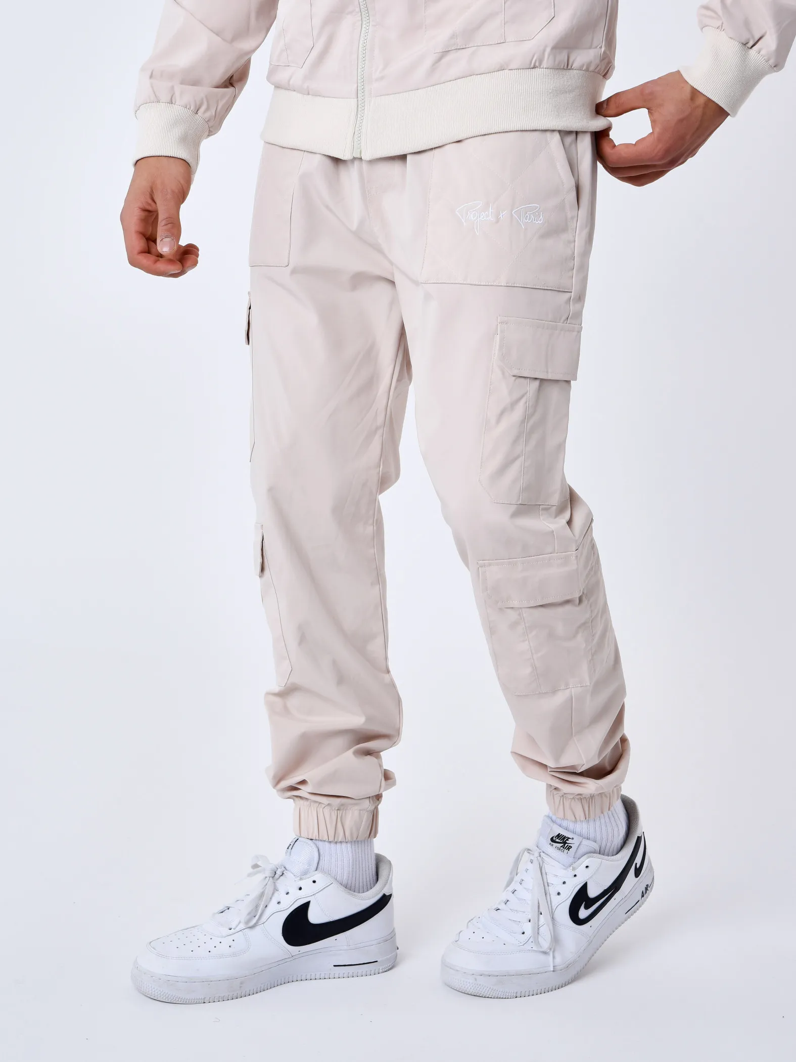Pantalón cargo con canesú