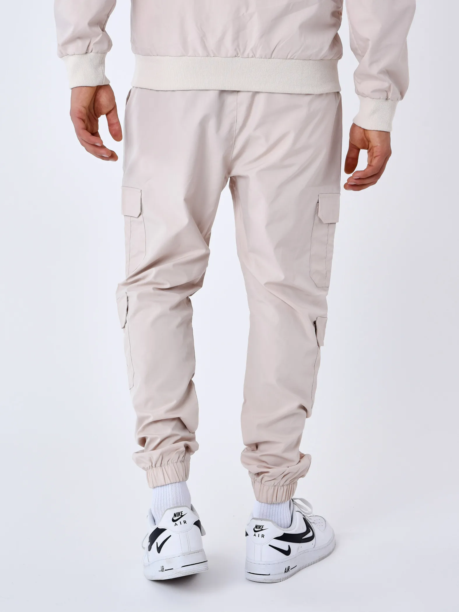 Pantalón cargo con canesú