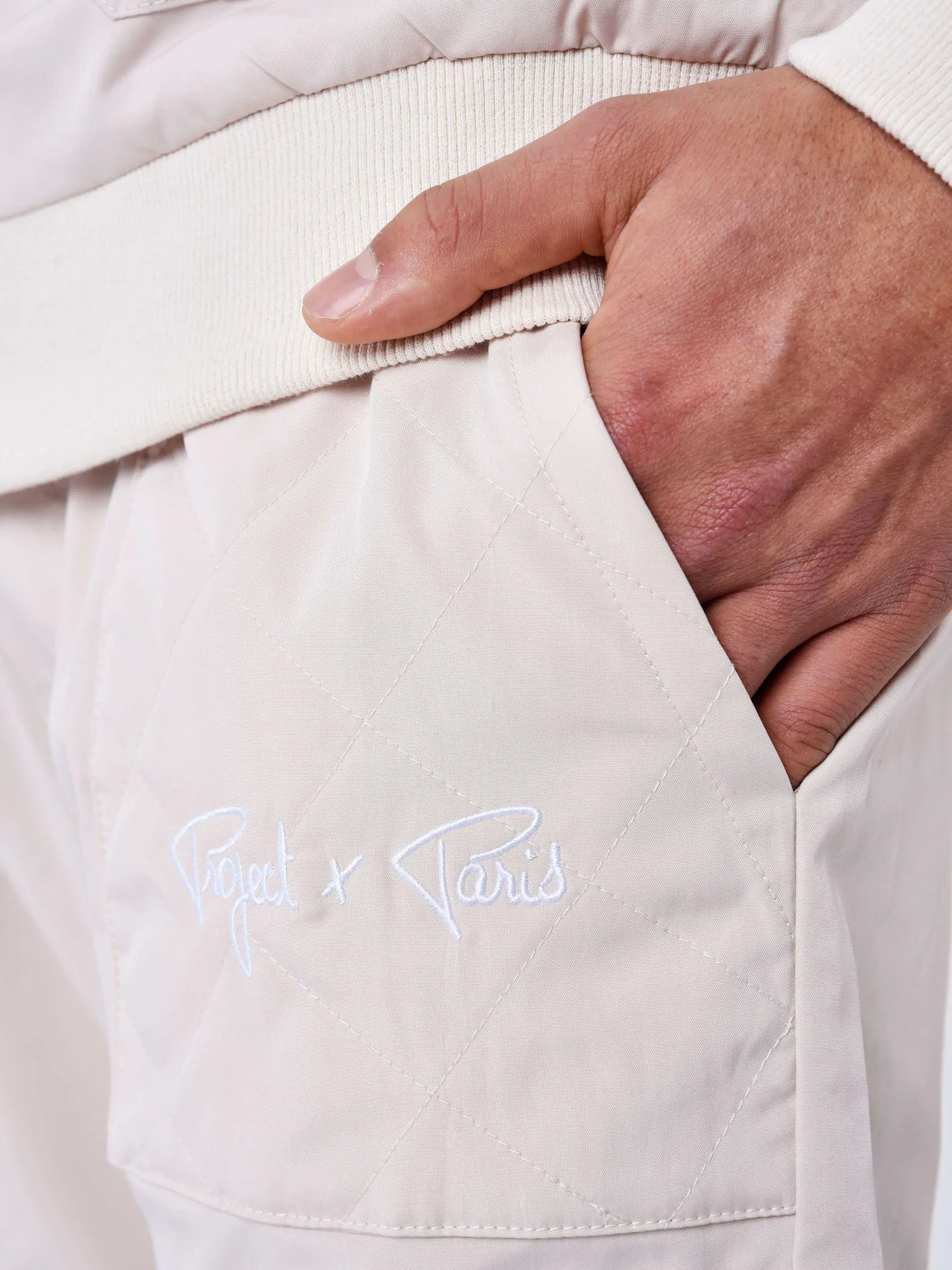 Pantalón cargo con canesú
