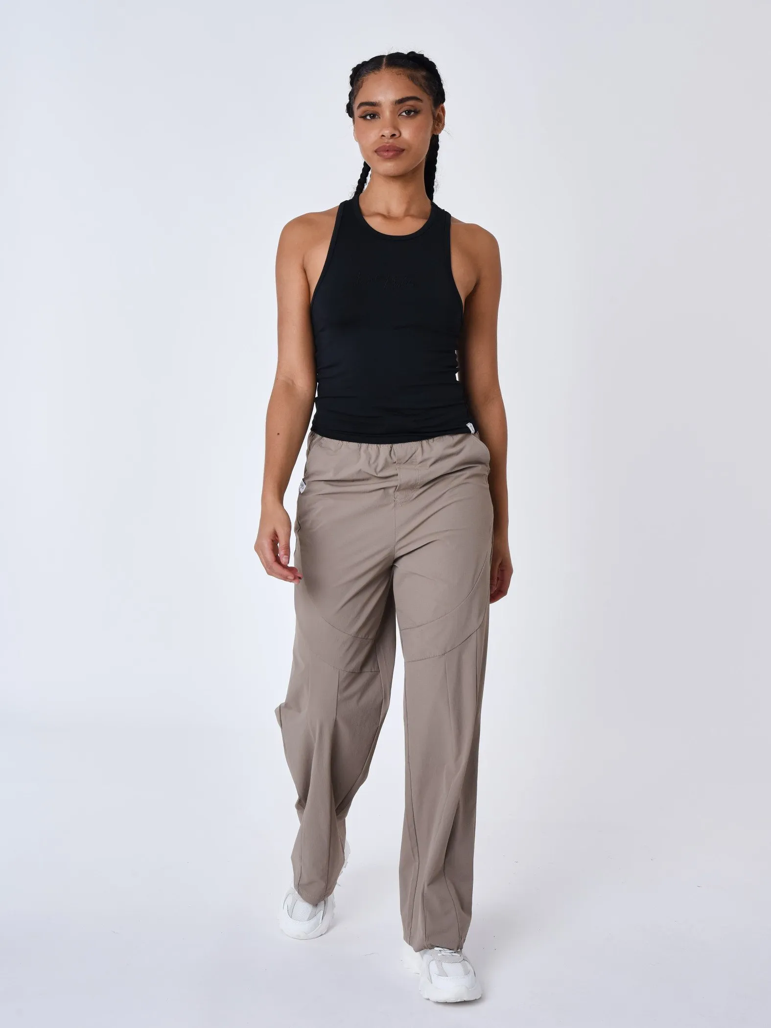 Pantalón recto con aberturas