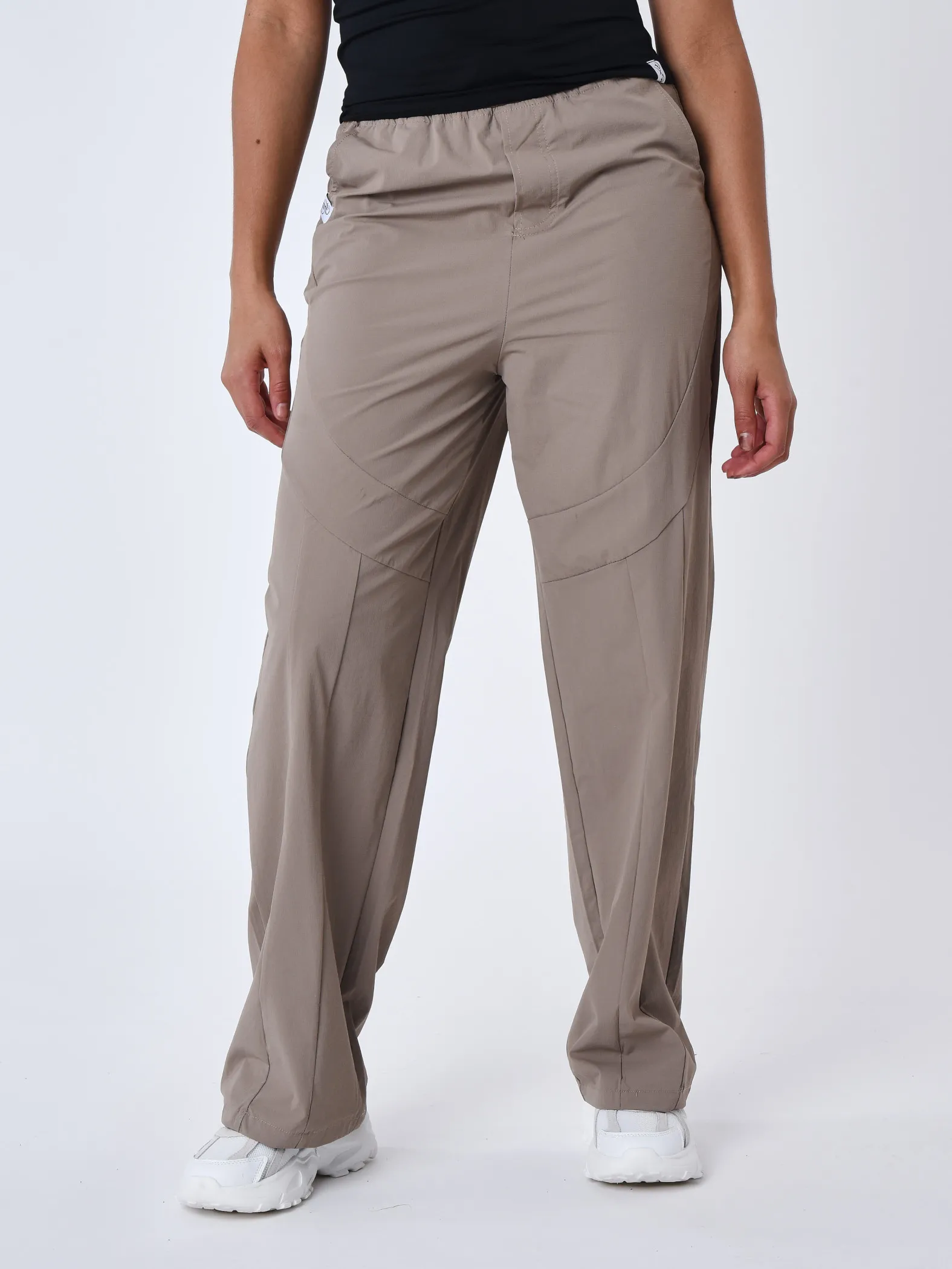 Pantalón recto con aberturas