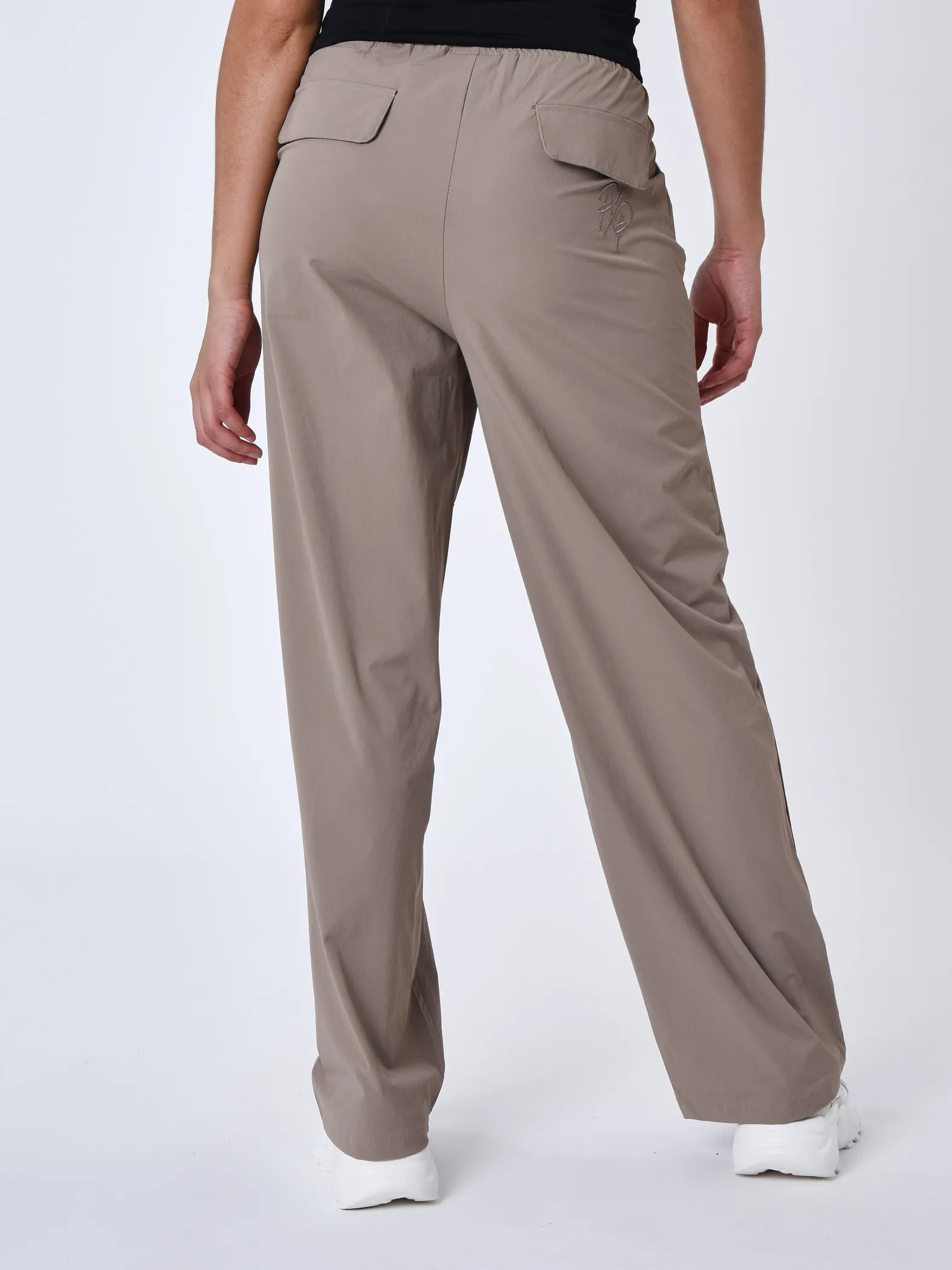 Pantalón recto con aberturas