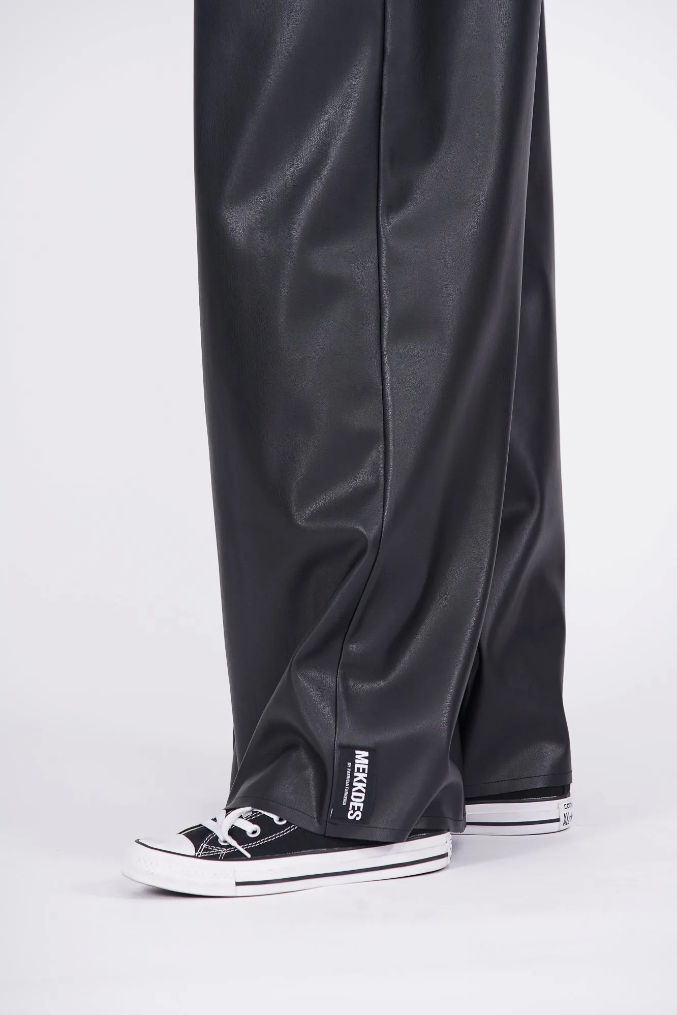 Pantalón wide leg efecto piel negro