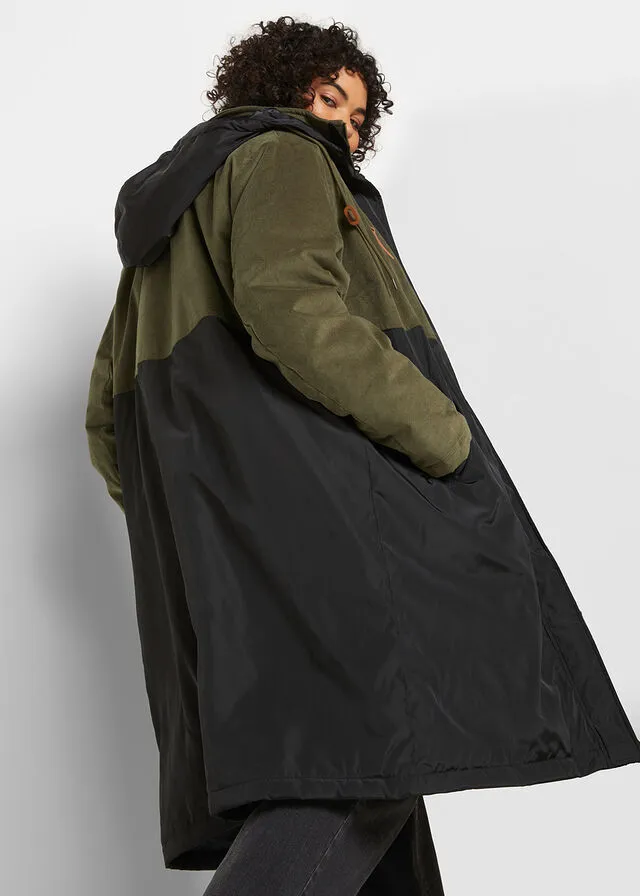 PARKA LARGA CON CAPUCHA Y MEZCLA DE MATERIALES, CORTE RECTO NEGROVERDE OLIVA OSCURO