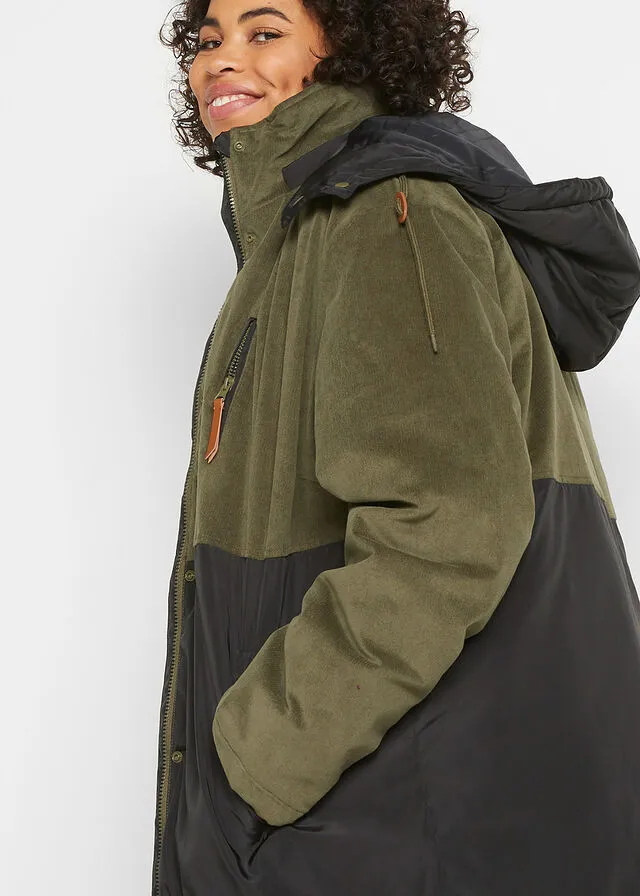 PARKA LARGA CON CAPUCHA Y MEZCLA DE MATERIALES, CORTE RECTO NEGROVERDE OLIVA OSCURO