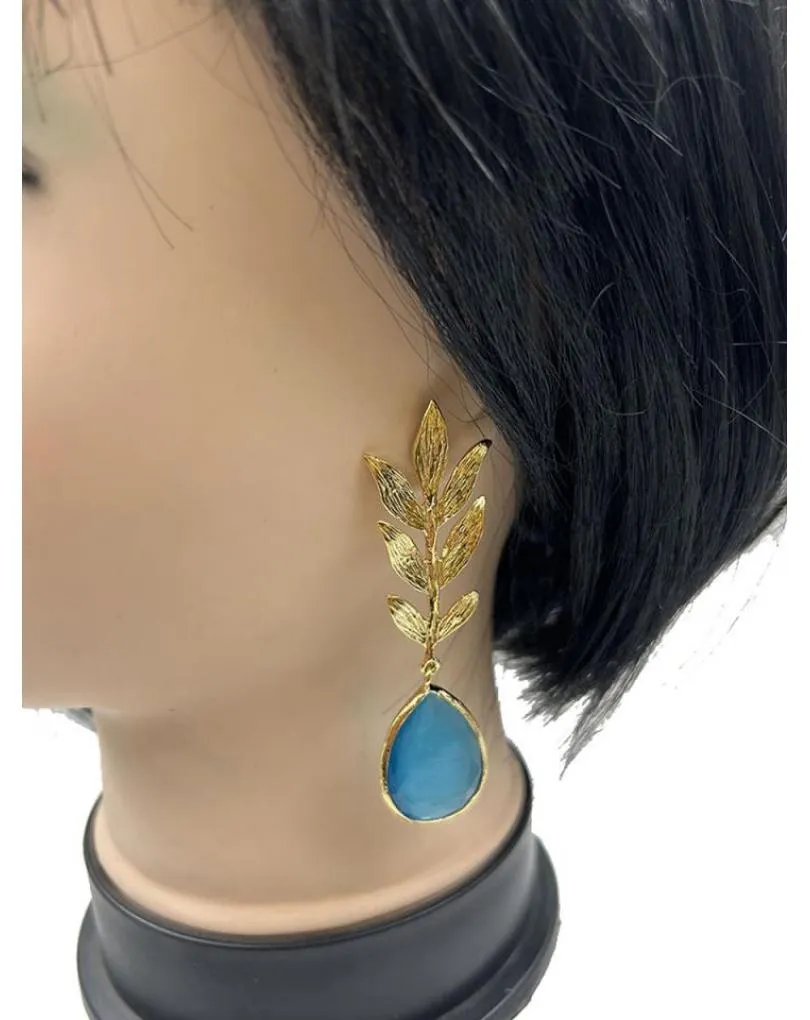 PENDIENTES LARGOS DORADOS CON ELEGANTE HOJA Y LAGRIMA TURQUESA