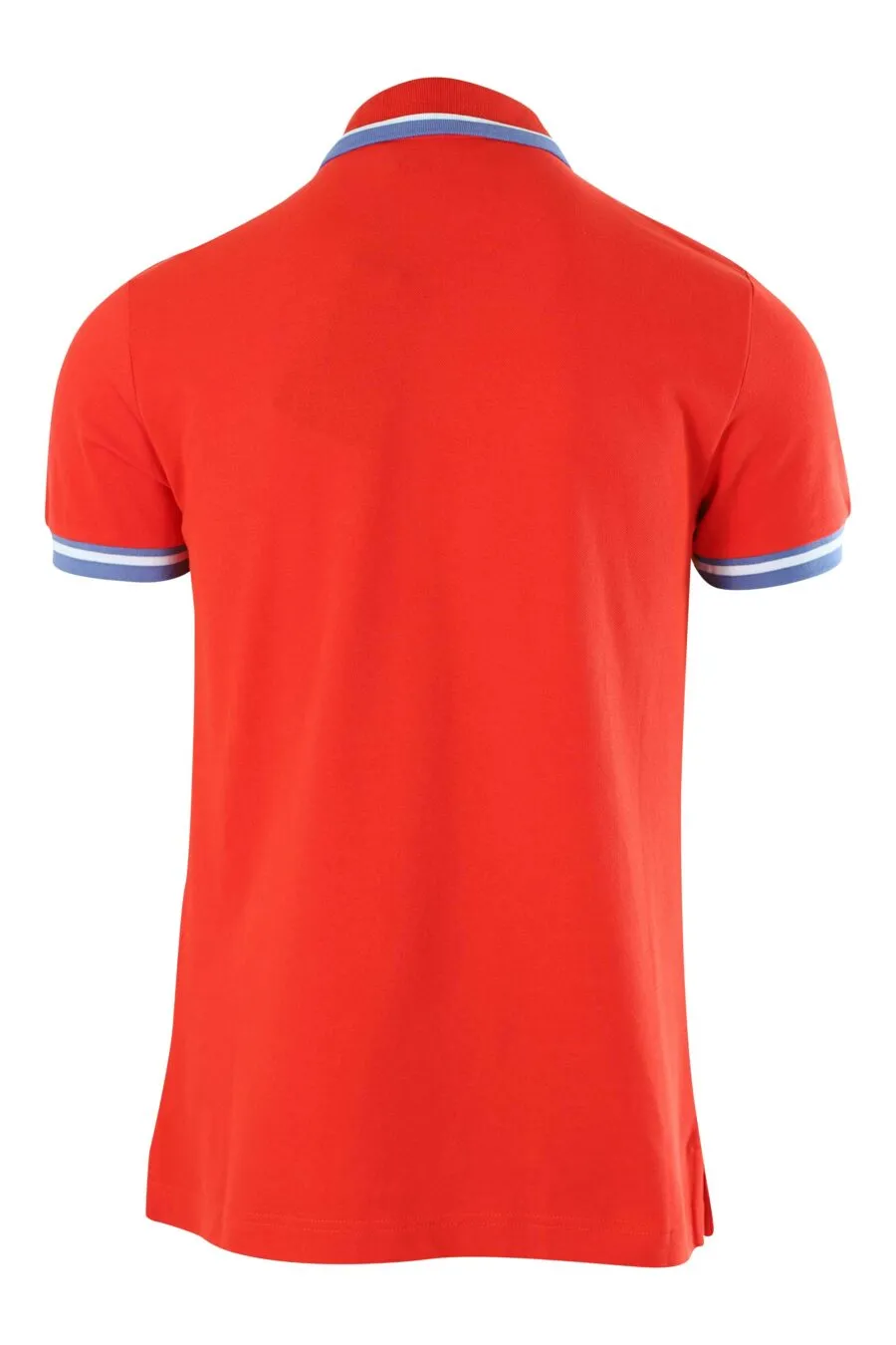 Polo rojo con maxilogo centrado