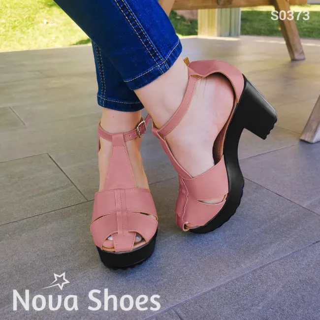 Sandalia de tacón cuadrado, estilo moderno.