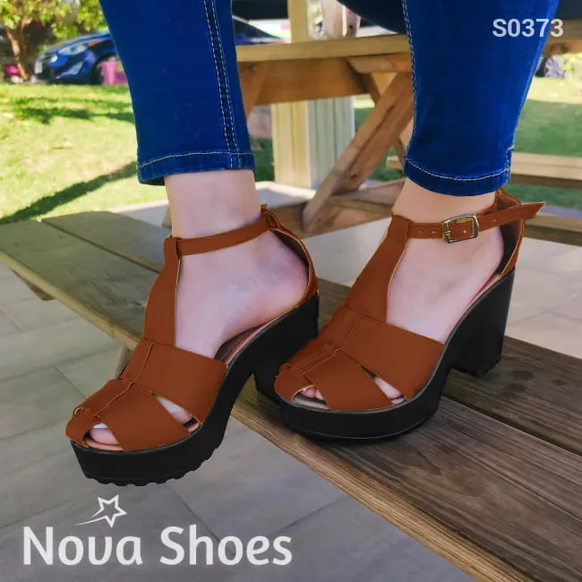 Sandalia de tacón cuadrado, estilo moderno.