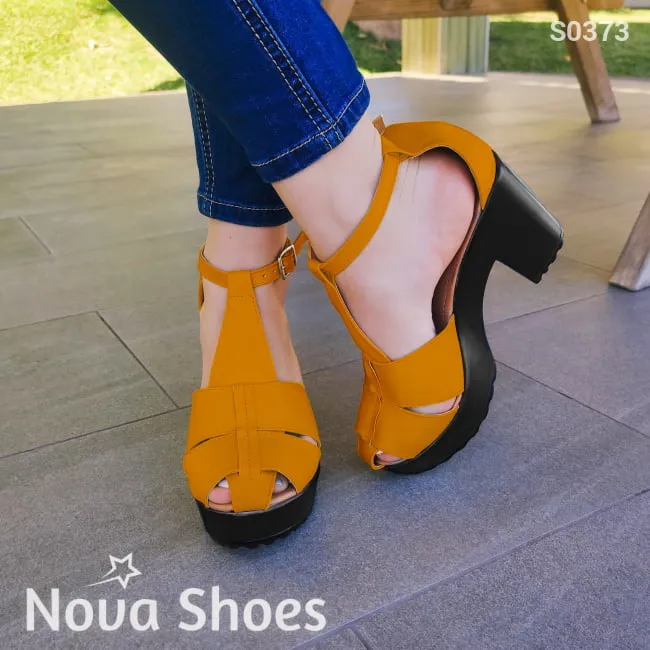 Sandalia de tacón cuadrado, estilo moderno.