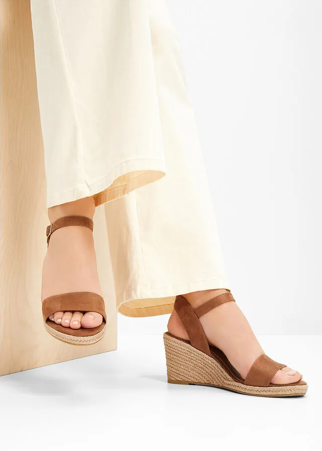 Sandalias de tacón con cuña bronceado