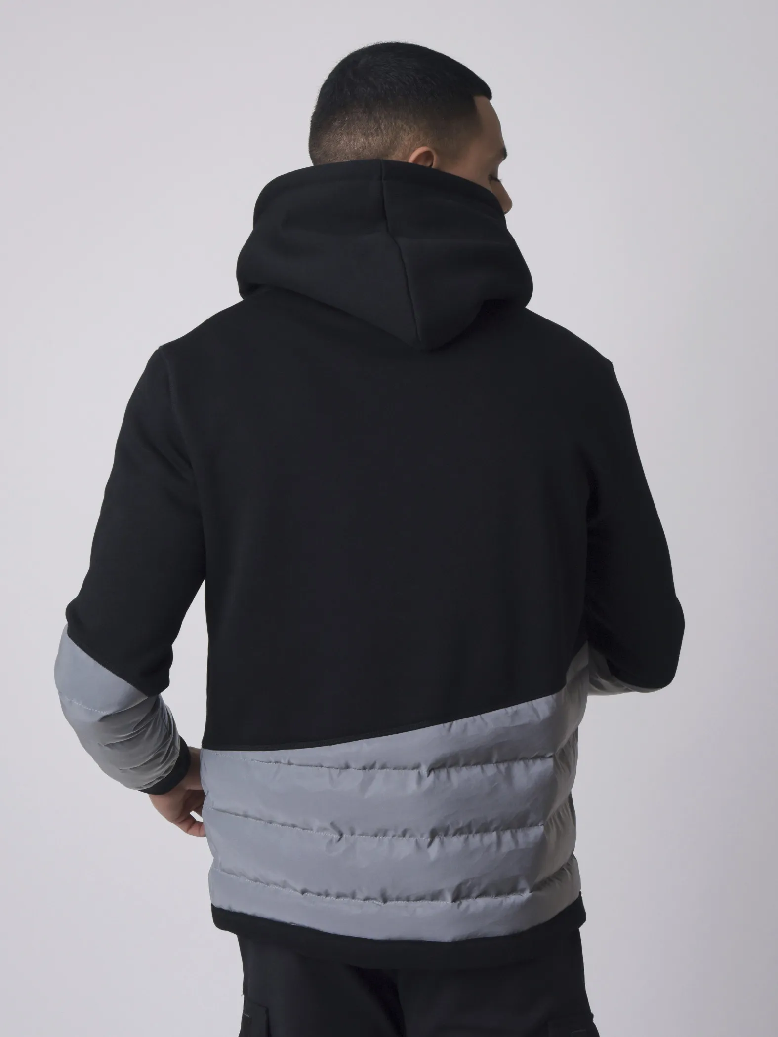 Sudadera bimaterial acolchada con capucha