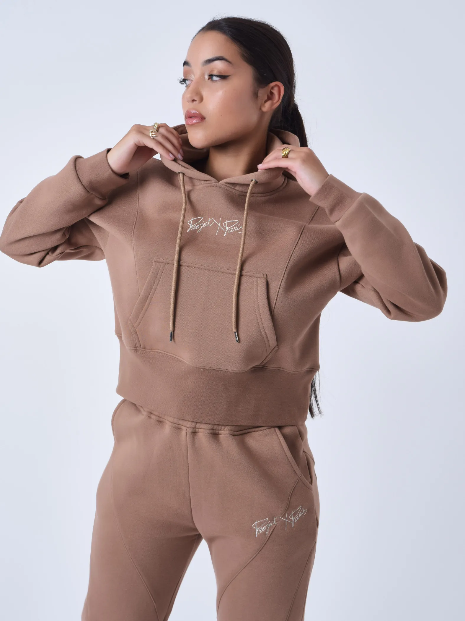 Sudadera con capucha y costuras