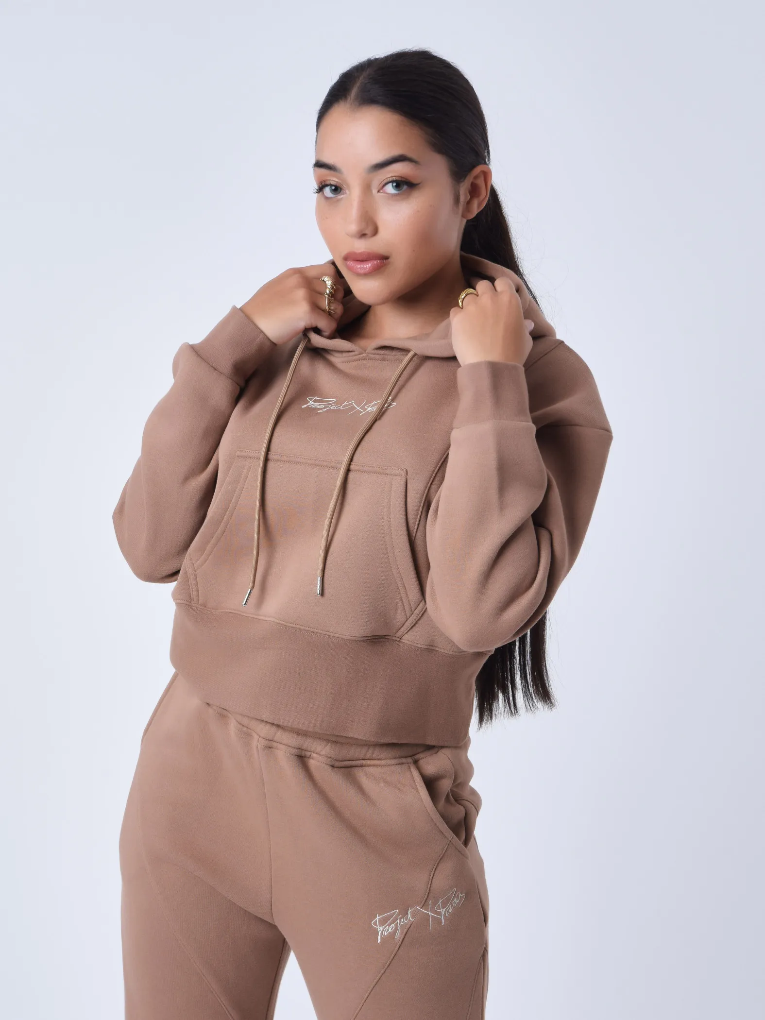 Sudadera con capucha y costuras