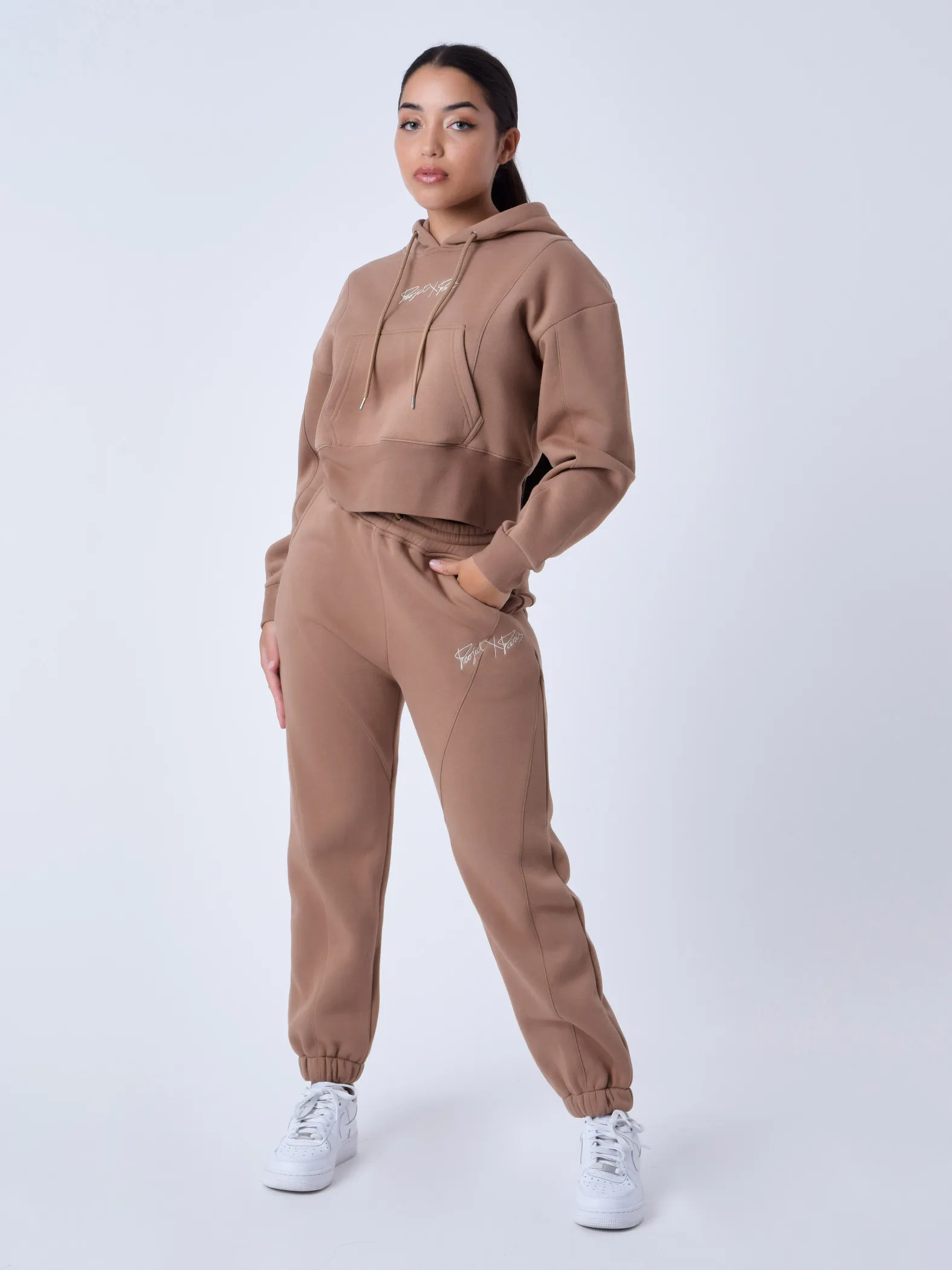 Sudadera con capucha y costuras
