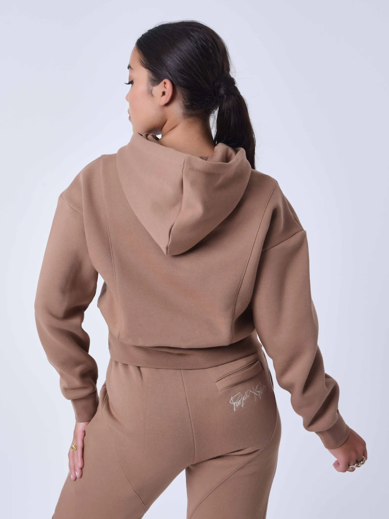 Sudadera con capucha y costuras