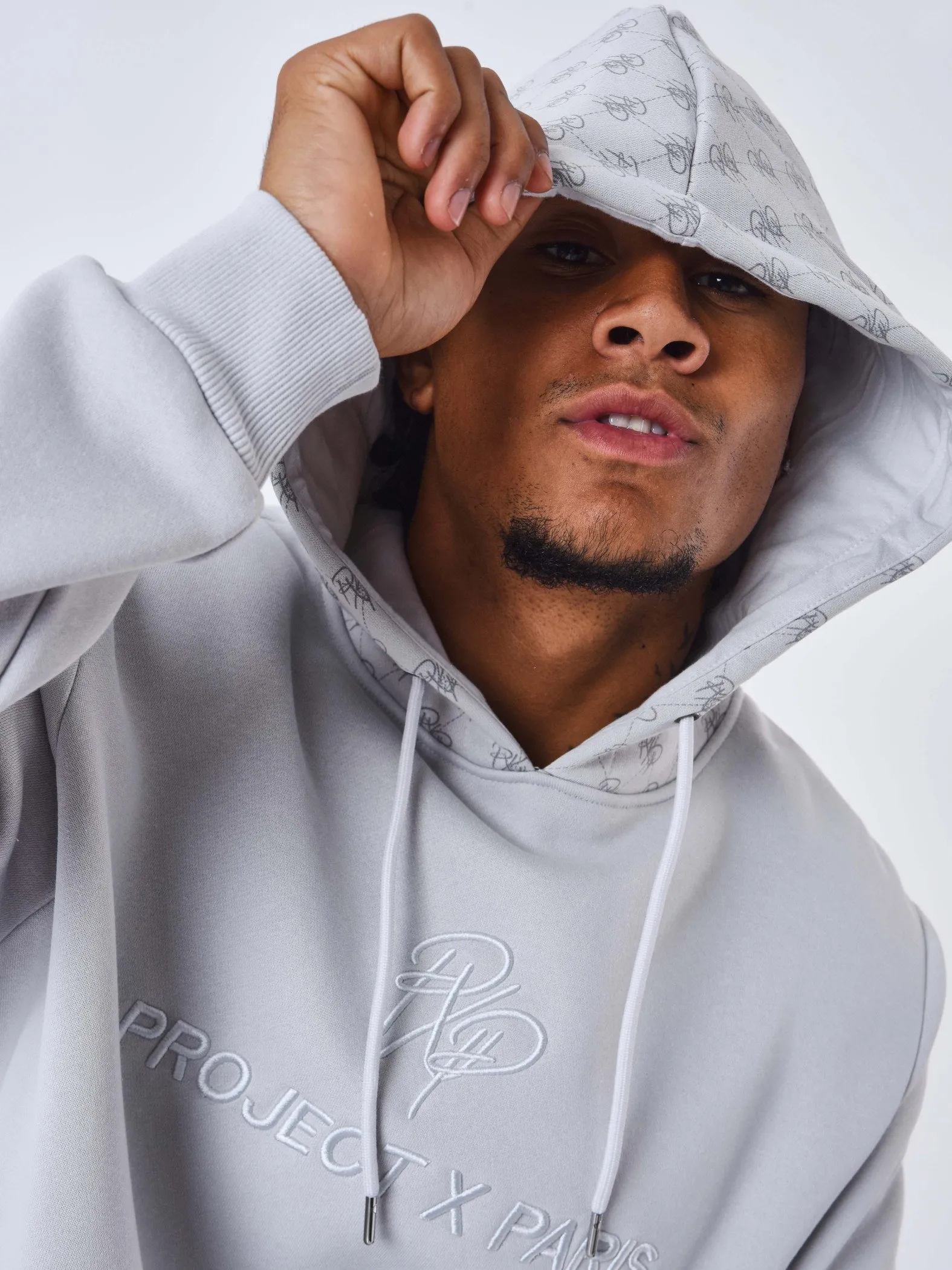 Sudadera con capucha y detalle de monograma