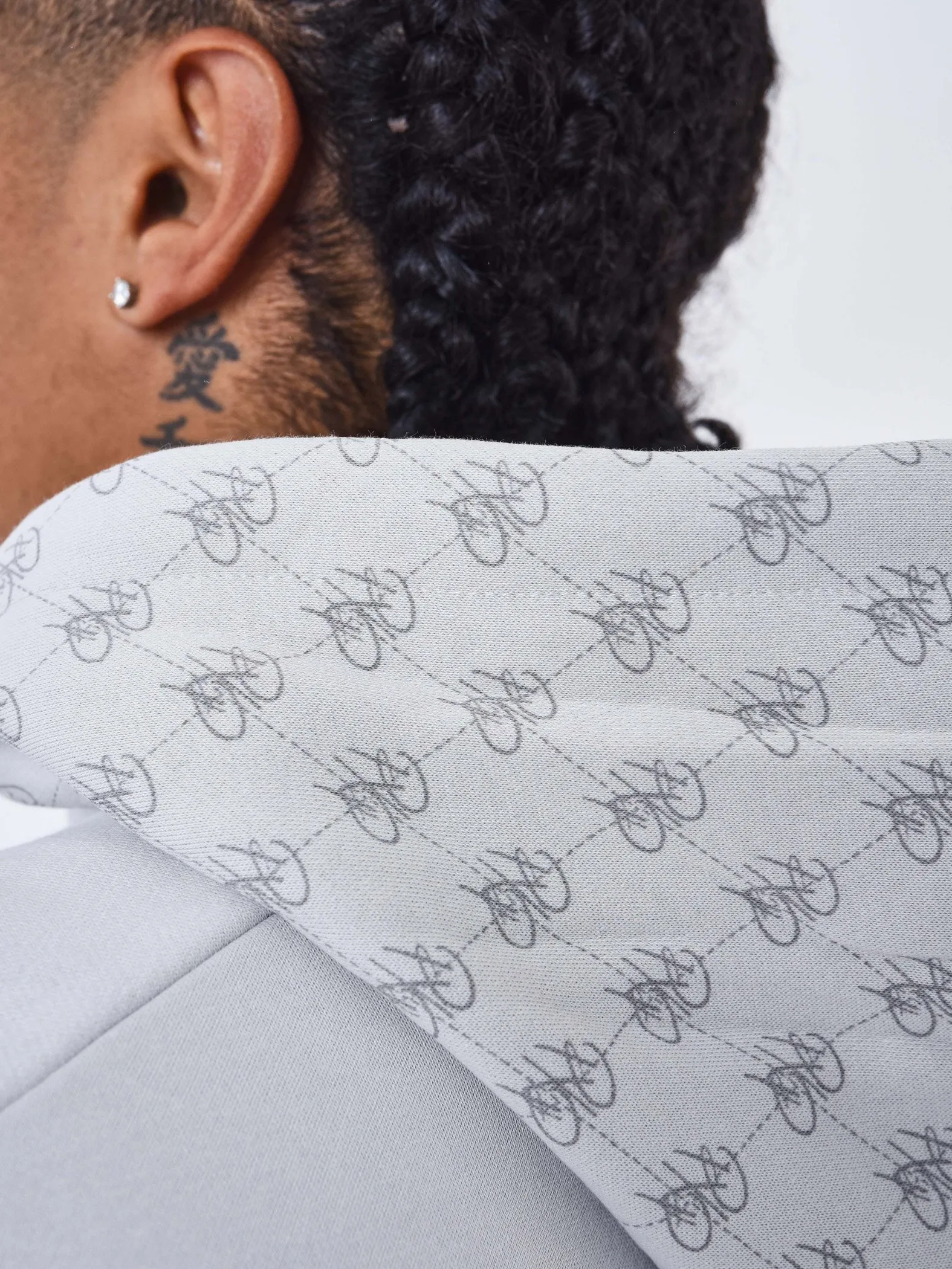 Sudadera con capucha y detalle de monograma