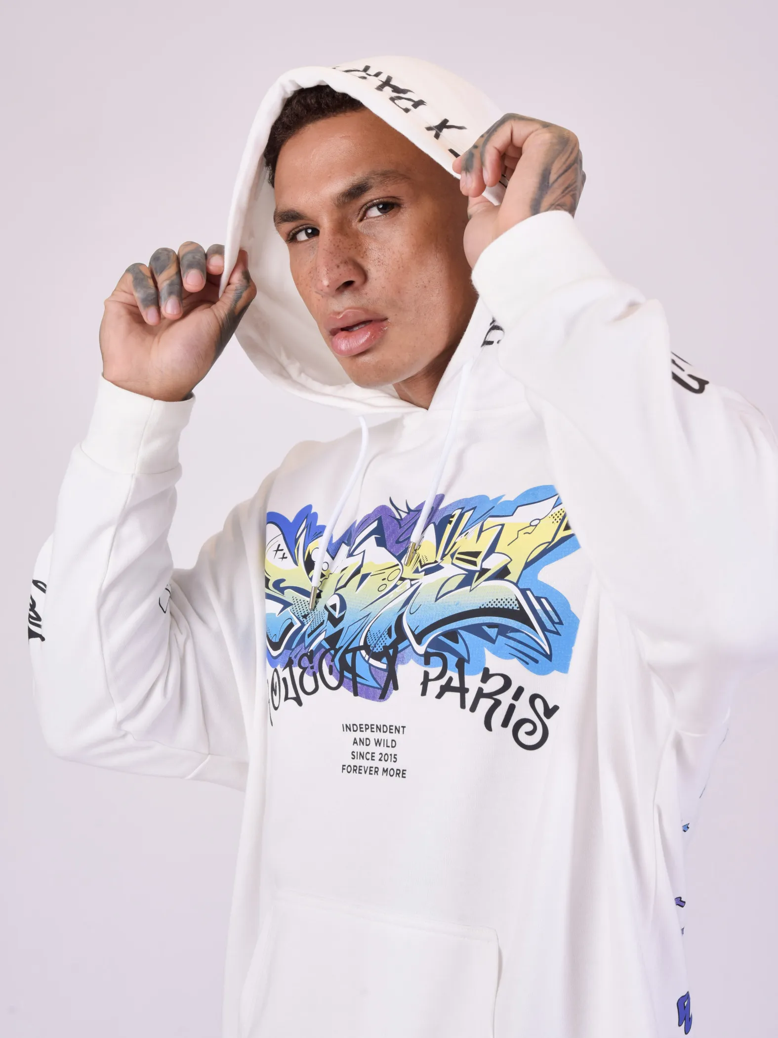 Sudadera oversize con capucha y estampado de arte callejero