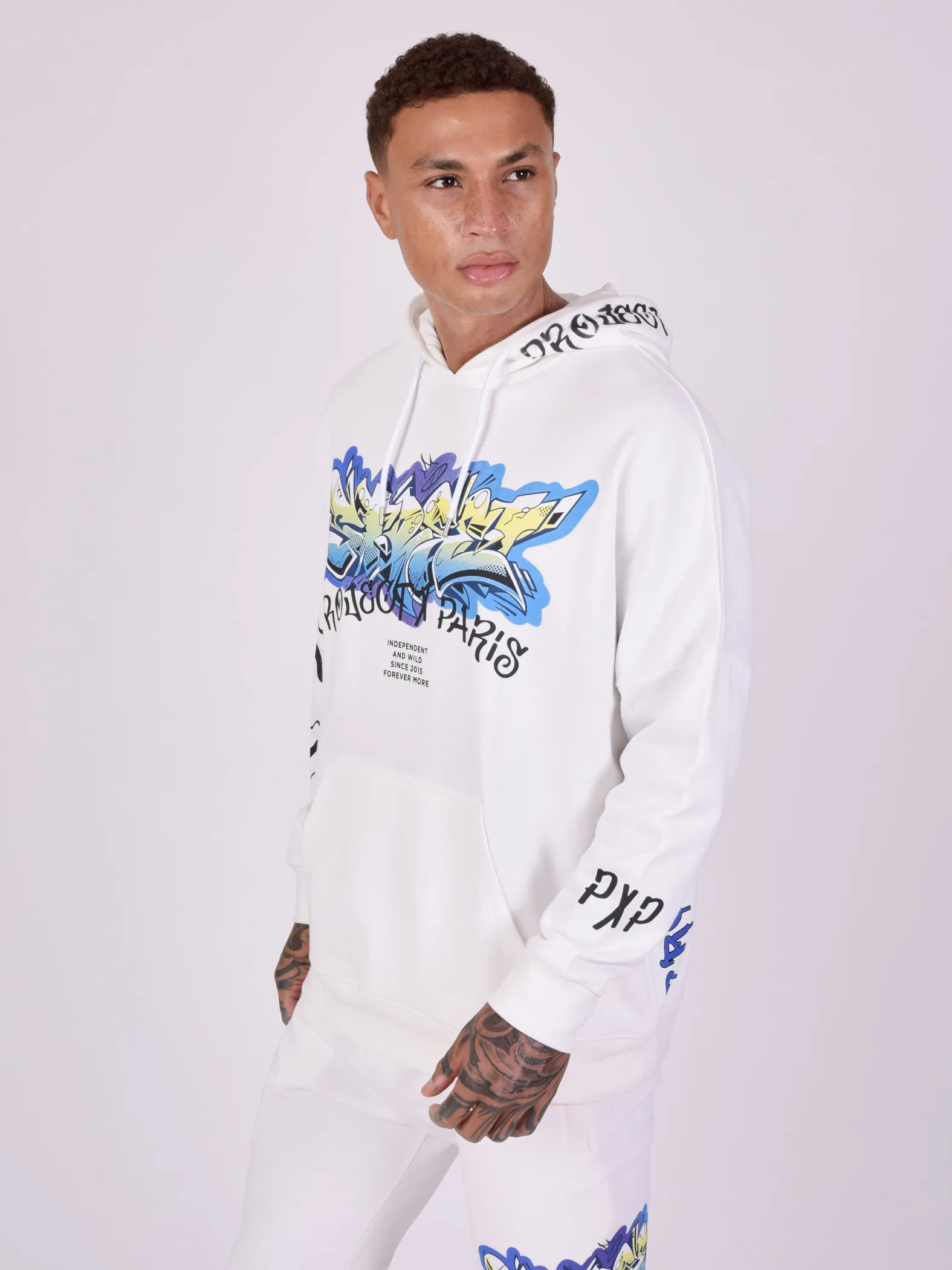 Sudadera oversize con capucha y estampado de arte callejero