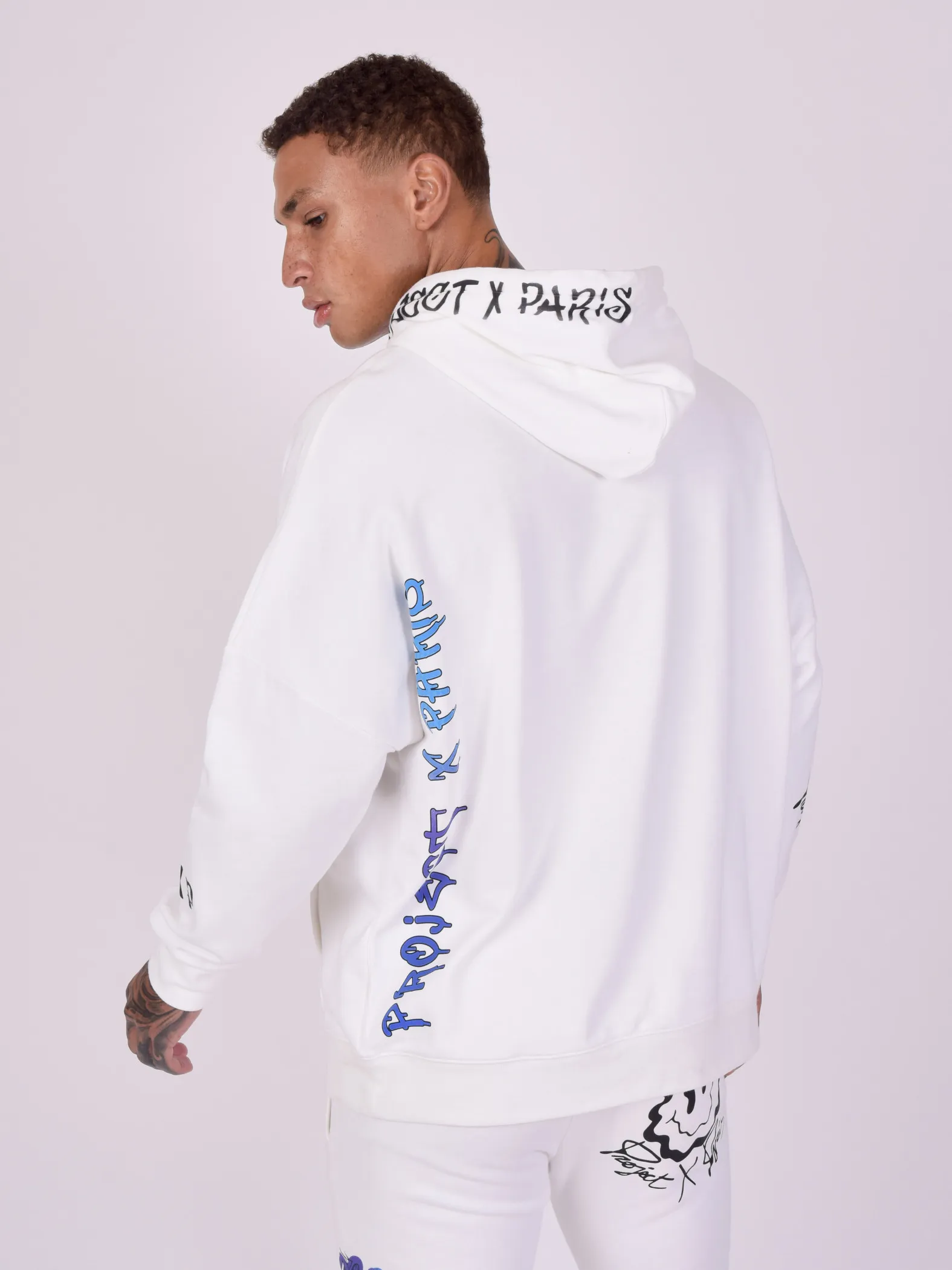 Sudadera oversize con capucha y estampado de arte callejero
