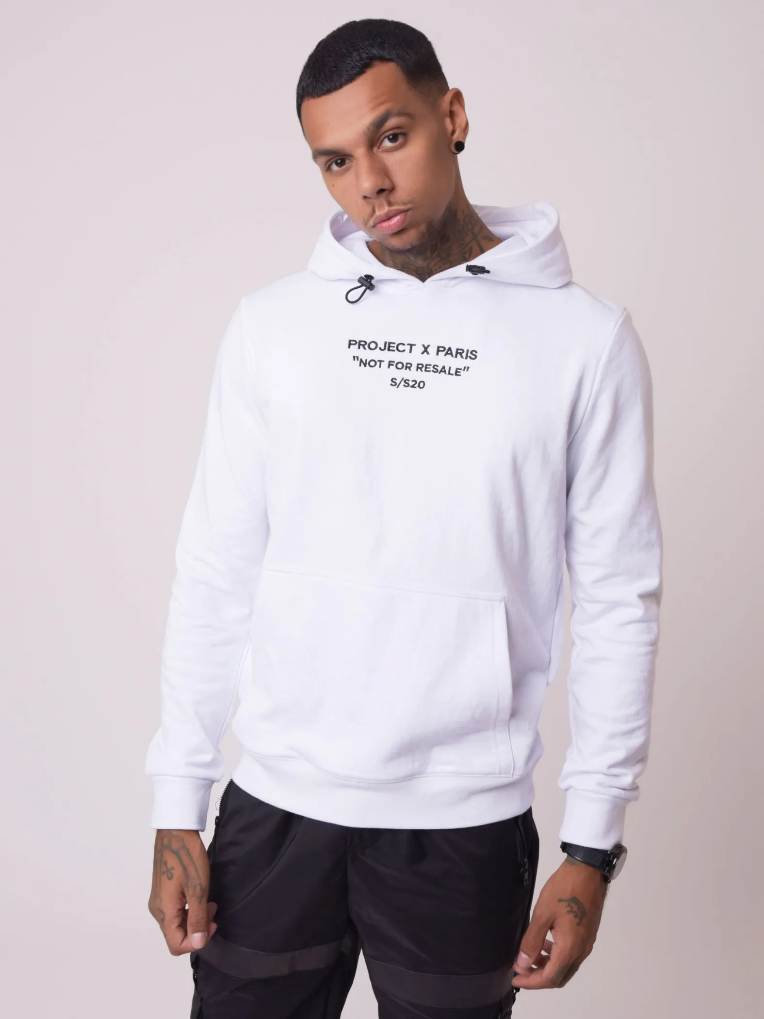 SUDADERA UNISEX CON CAPUCHA Y BORDADO  NO APTA PARA LA REVENTA