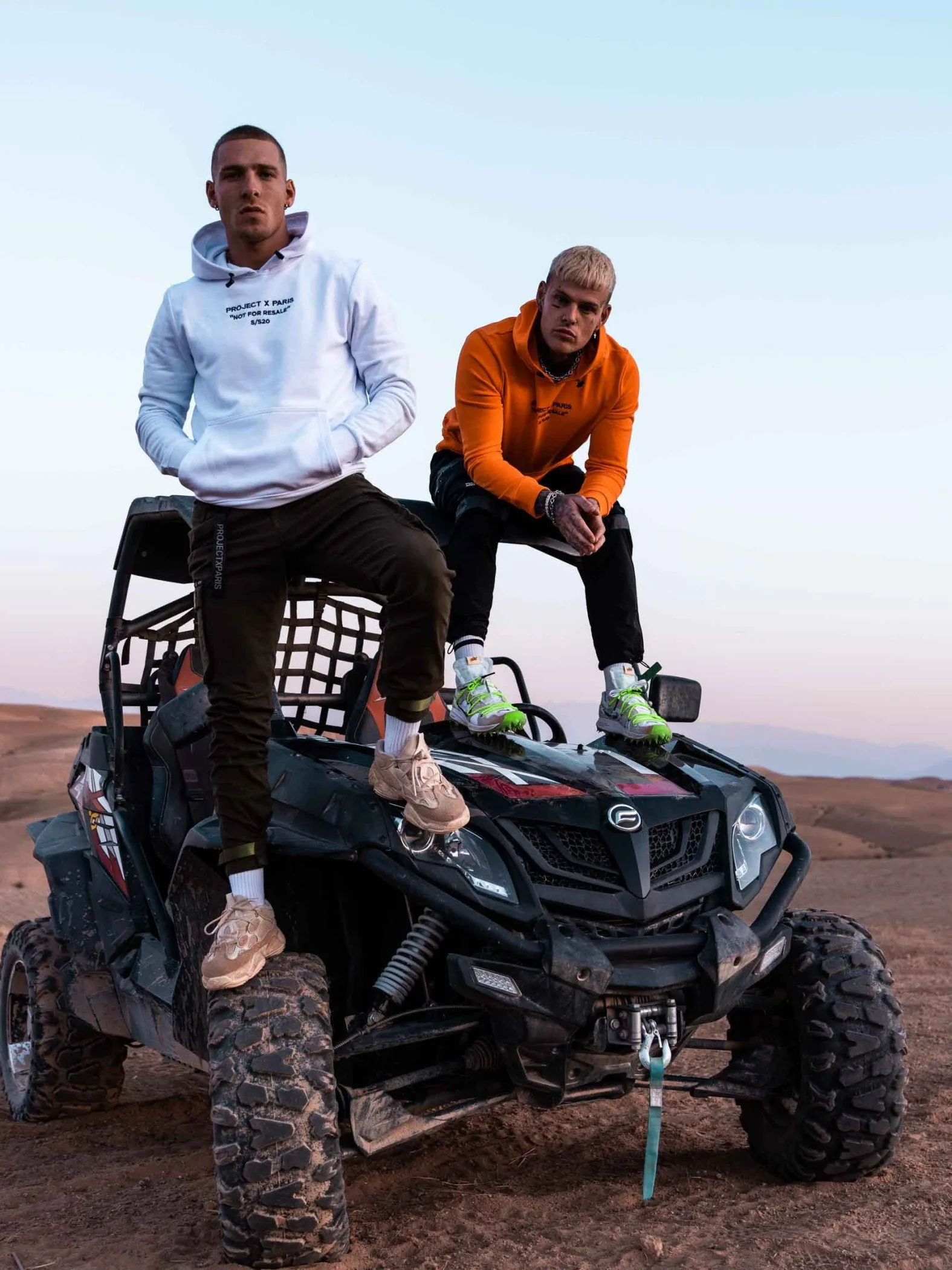 SUDADERA UNISEX CON CAPUCHA Y BORDADO  NO APTA PARA LA REVENTA