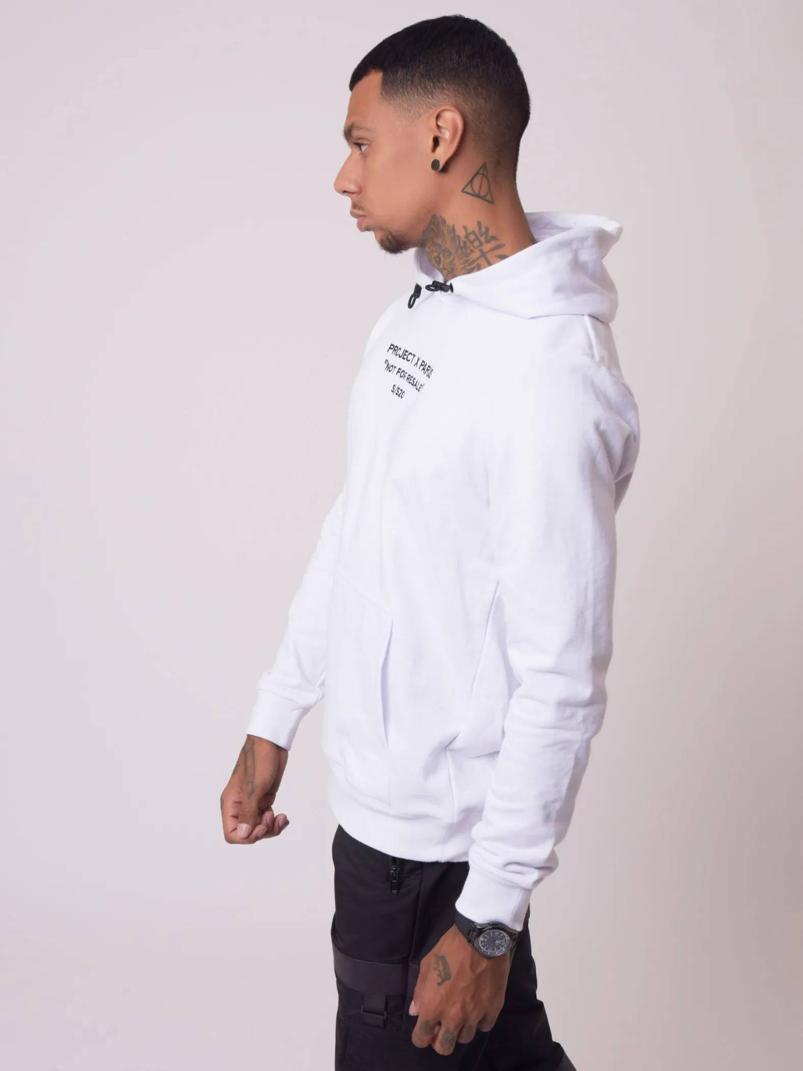 SUDADERA UNISEX CON CAPUCHA Y BORDADO  NO APTA PARA LA REVENTA