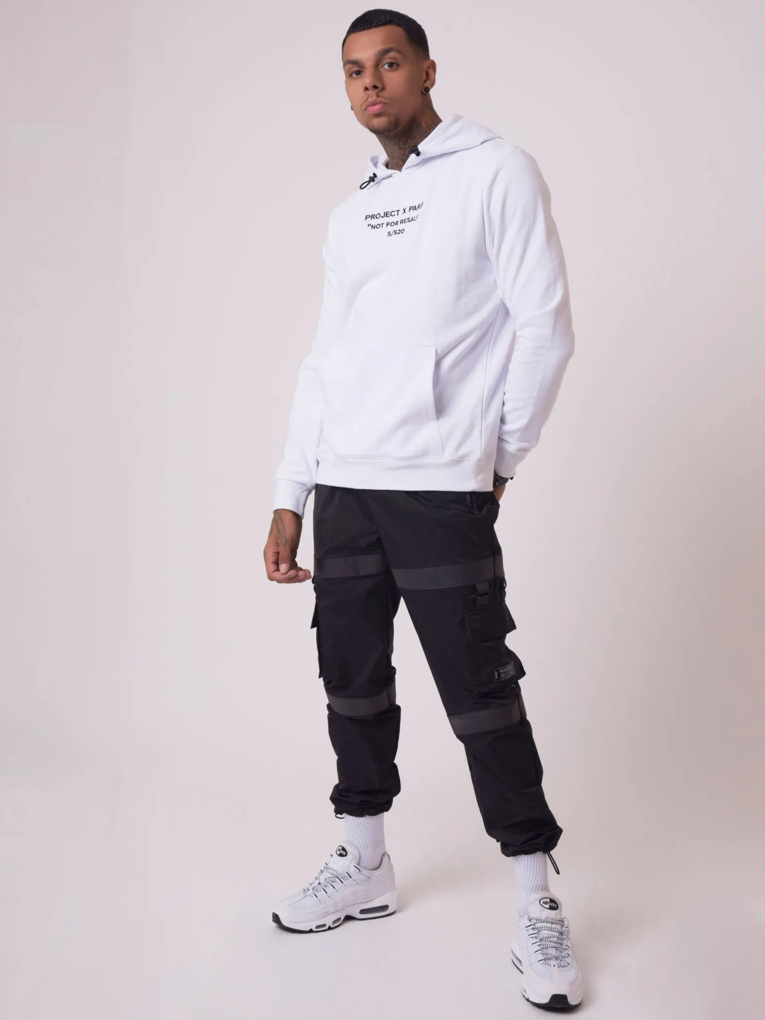 SUDADERA UNISEX CON CAPUCHA Y BORDADO  NO APTA PARA LA REVENTA