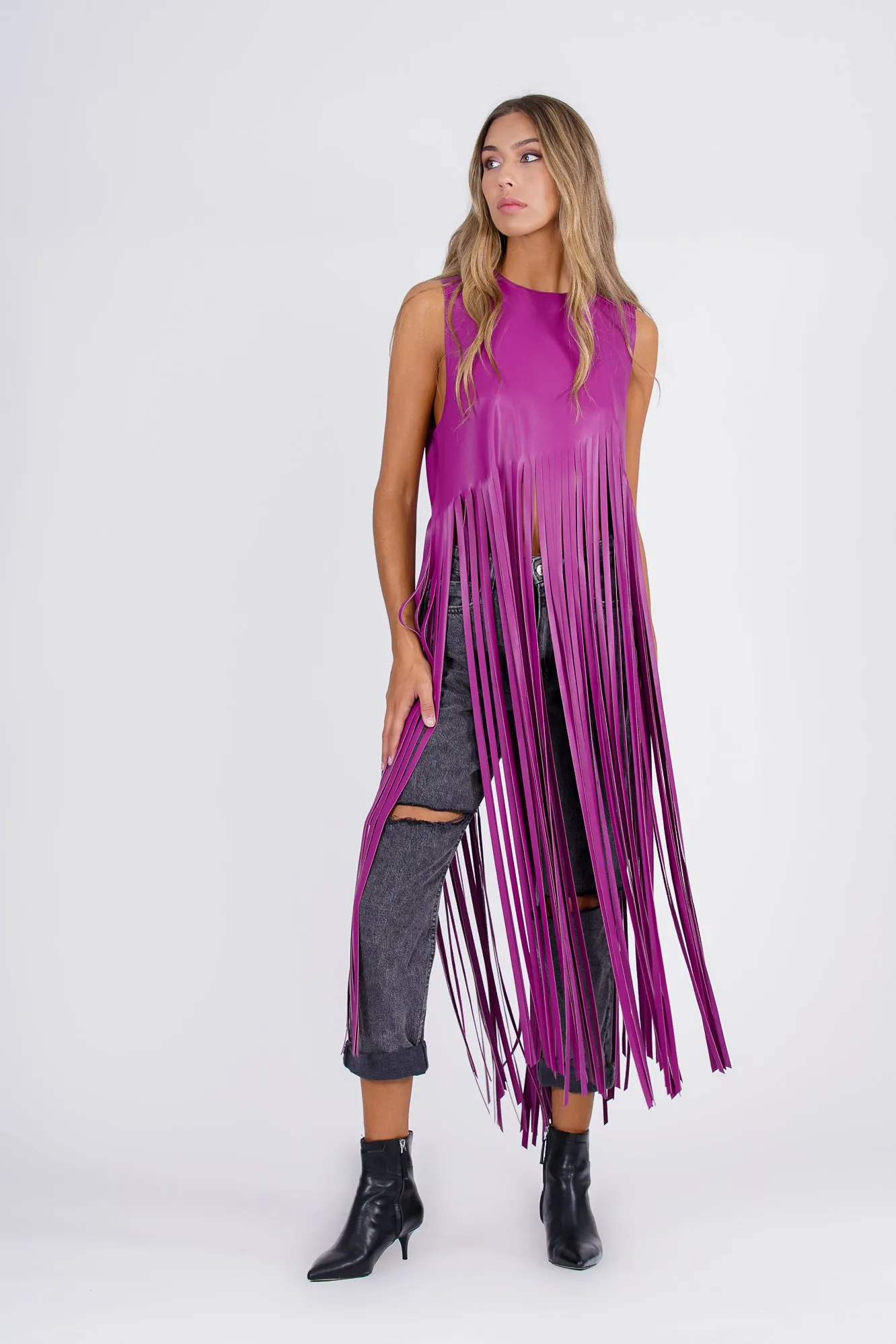Top midi flecos efecto piel magenta