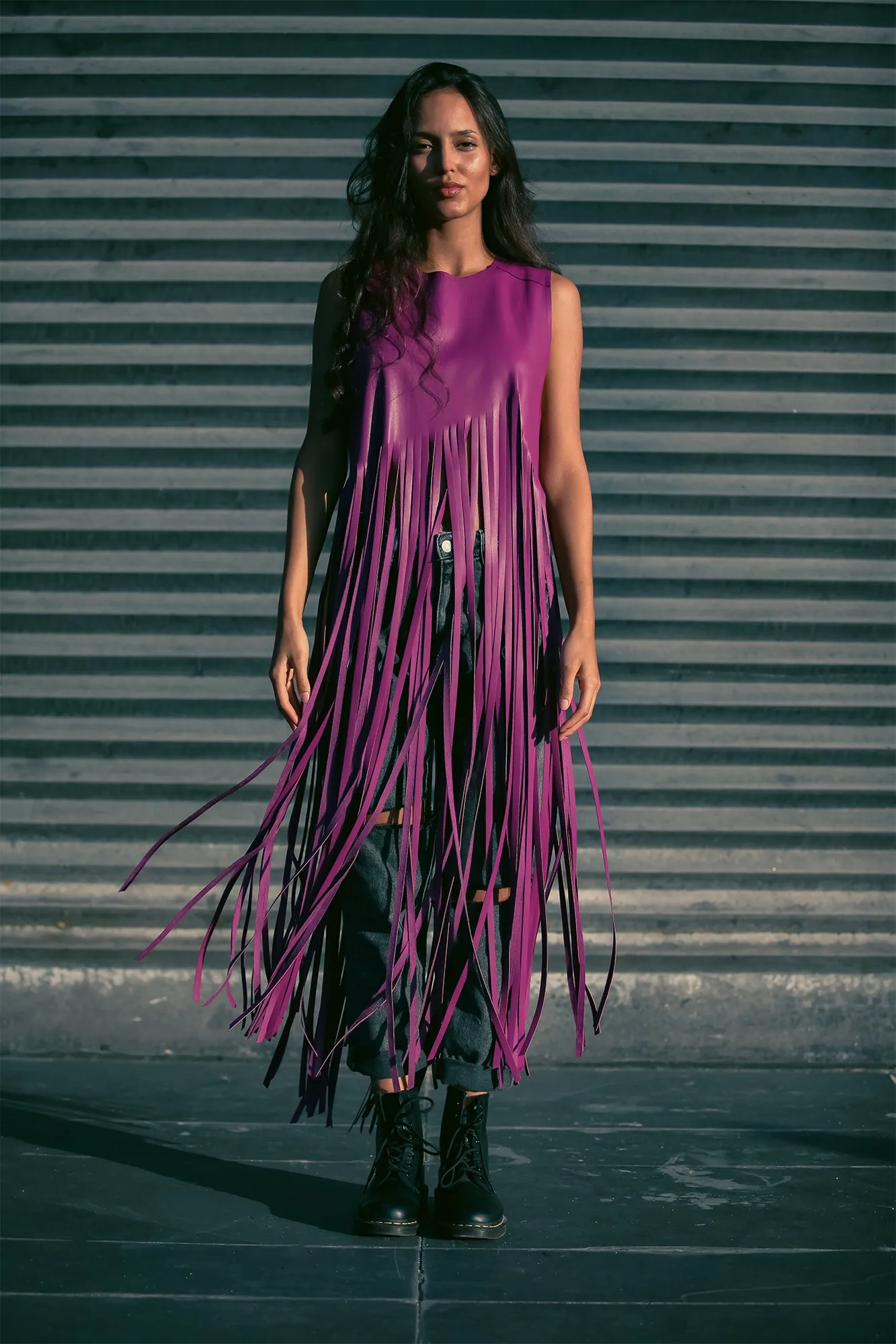 Top midi flecos efecto piel magenta