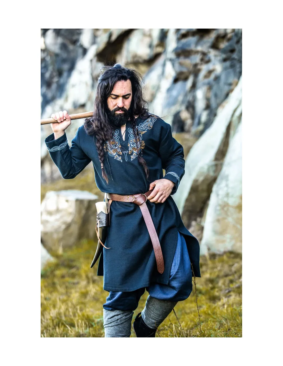 Túnica vikinga Snorri con bordado a mano estilo Urnes, negro