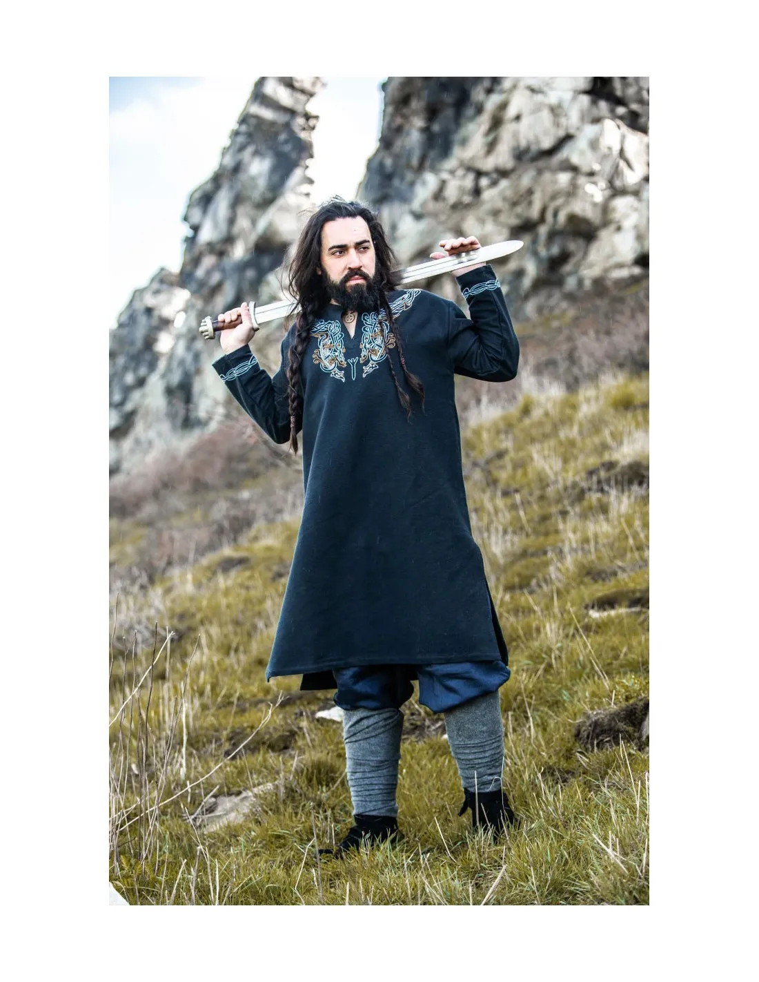 Túnica vikinga Snorri con bordado a mano estilo Urnes, negro