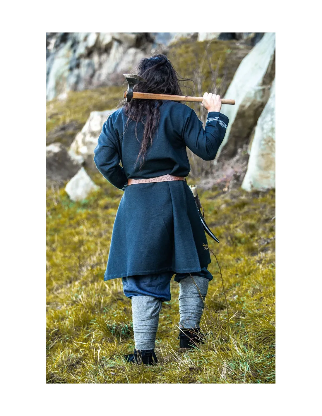 Túnica vikinga Snorri con bordado a mano estilo Urnes, negro