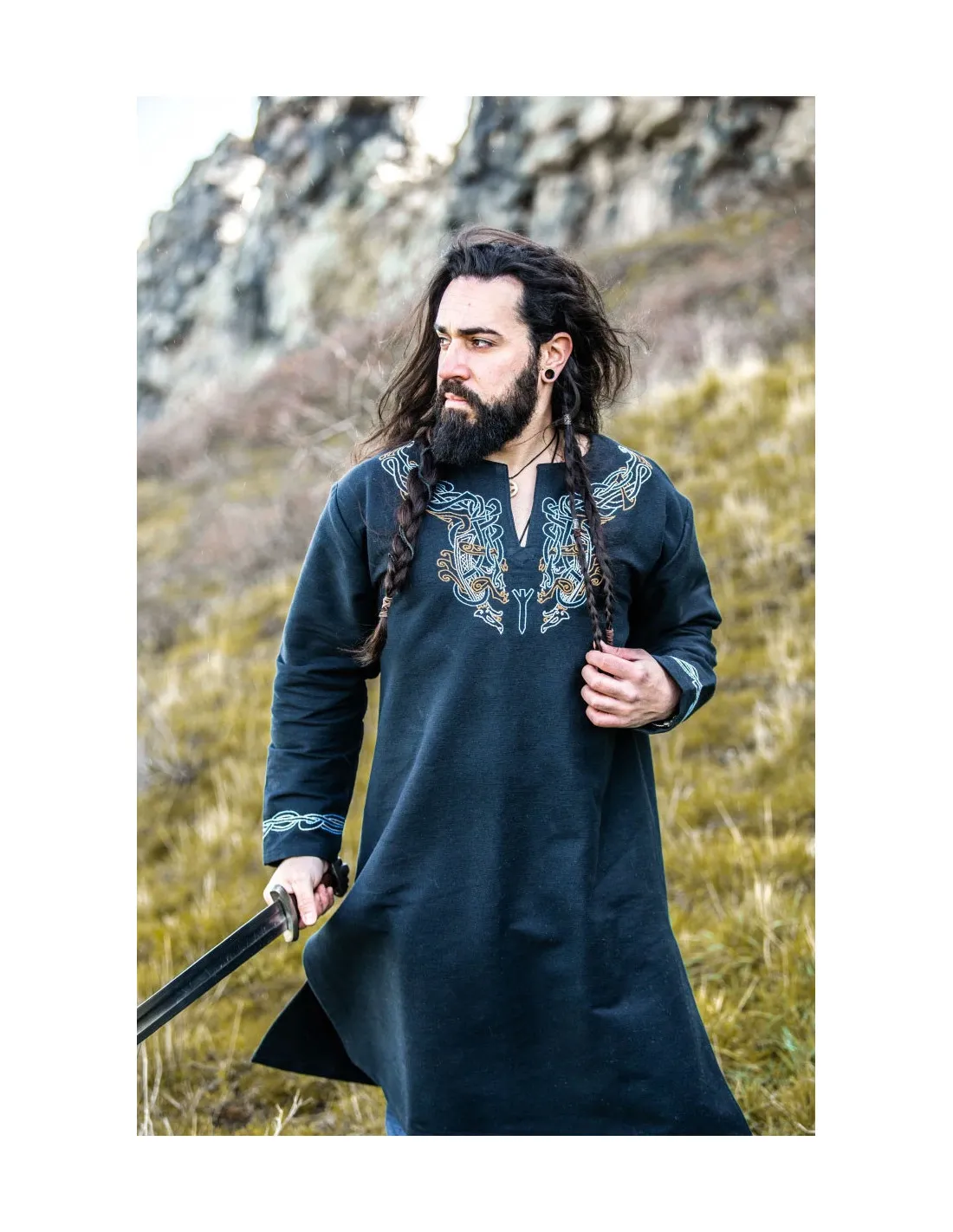 Túnica vikinga Snorri con bordado a mano estilo Urnes, negro