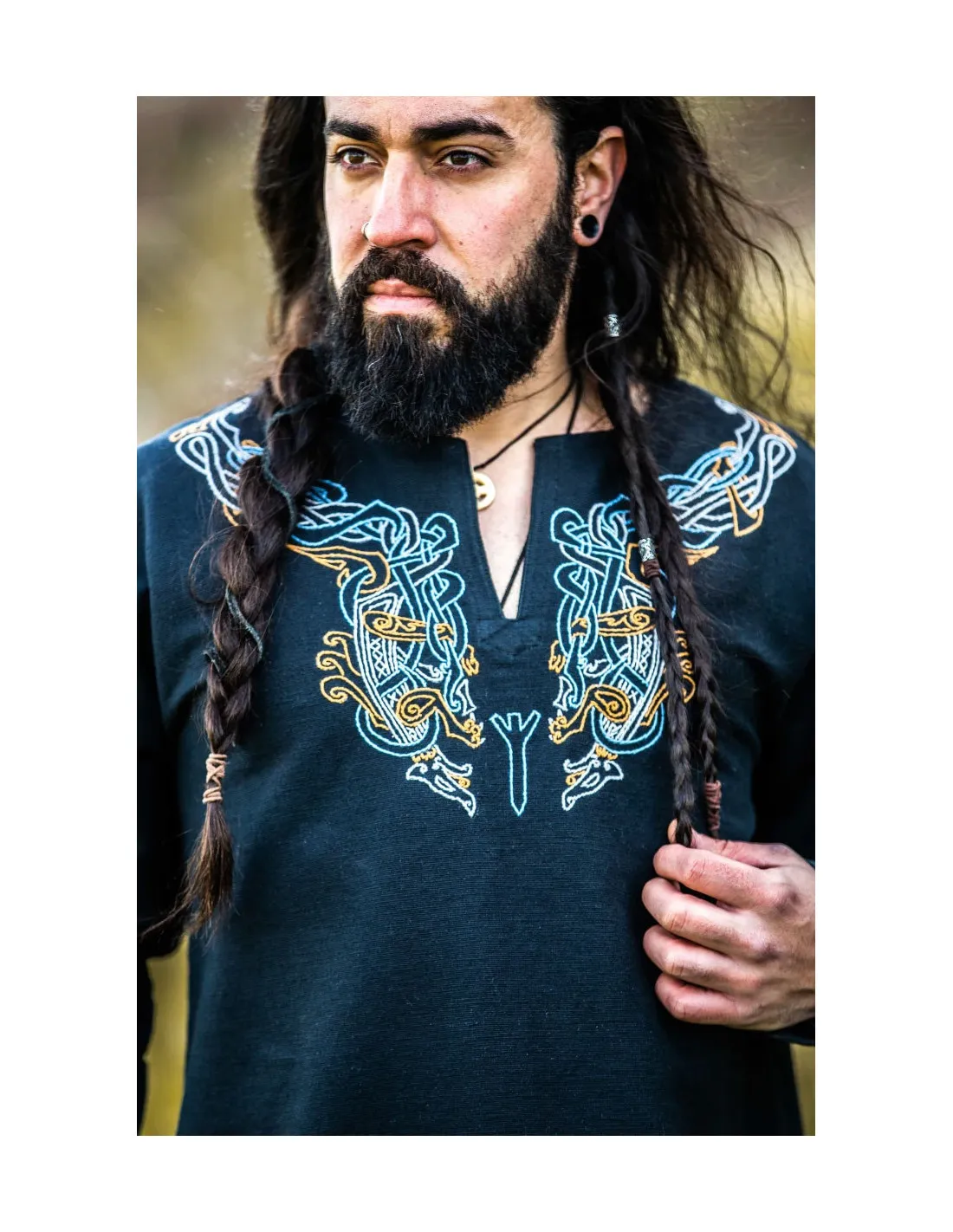Túnica vikinga Snorri con bordado a mano estilo Urnes, negro