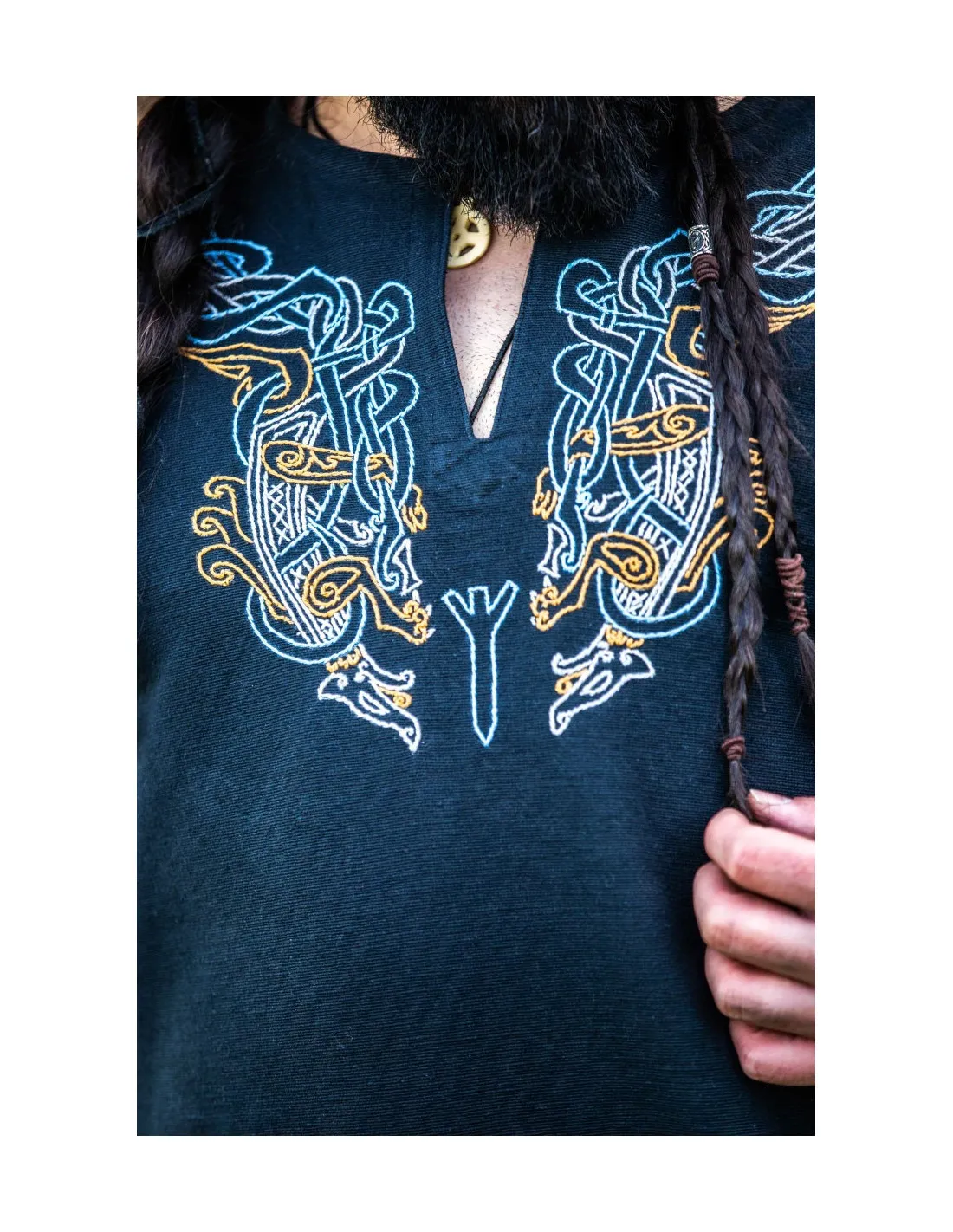 Túnica vikinga Snorri con bordado a mano estilo Urnes, negro